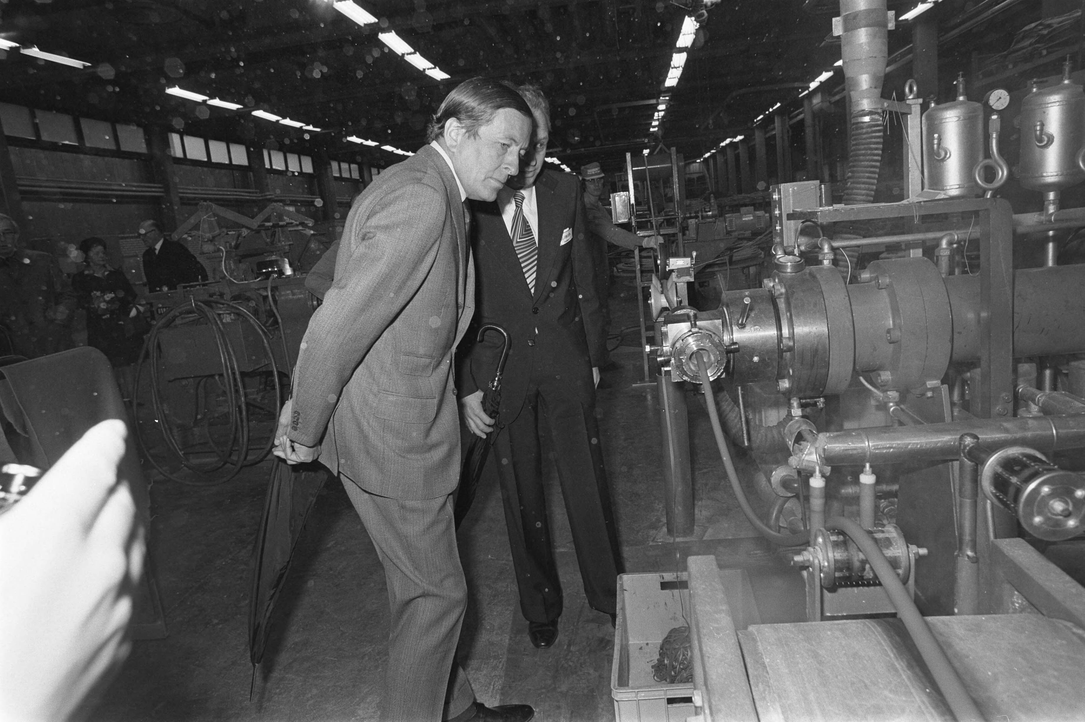 Fotocollectie Anefo — Prins Claus bij opening Trelleborg in Hoogezond (Groningen); Prins Claus bekijkt machines etc. — Foto: Mieremet, Rob / Anefo. Licentie: Set B: Rechtenvrij / Publiek Domein. Bron: Nationaal Archief. http://hdl.handle.net/10648/ac5b7d0e-d0b4-102d-bcf8-003048976d84