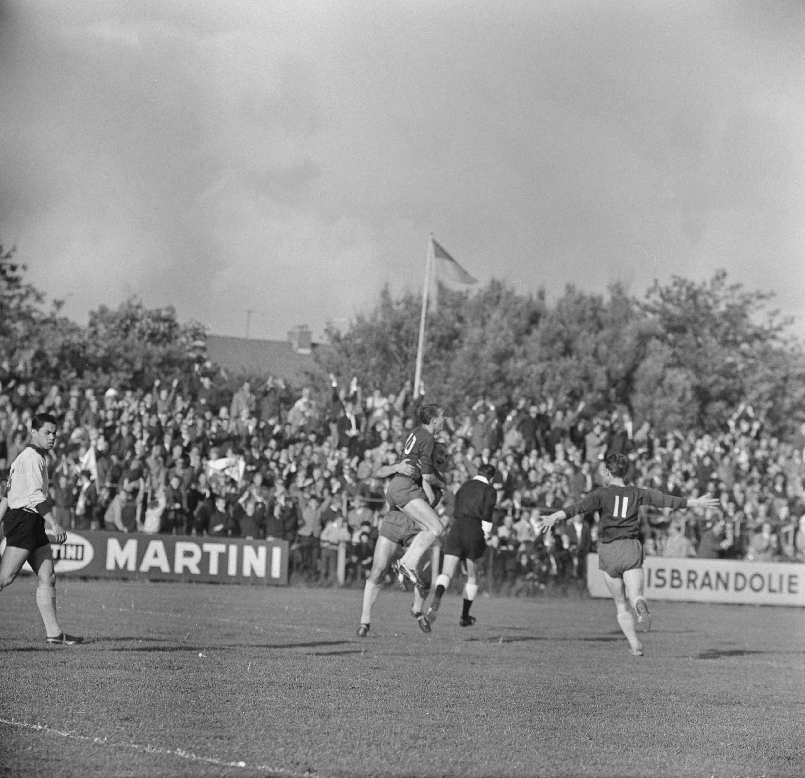 Fotocollectie Anefo — Voetbal. Haarlem kampioen 2e Divisie B door 6-0 overwinning op Wilhelmina. Spelmoment — Foto: Nijs, Jac. de / Anefo. Licentie: Set B: Rechtenvrij / Publiek Domein. Bron: Nationaal Archief. http://hdl.handle.net/10648/aa3afd74-d0b4-102d-bcf8-003048976d84
