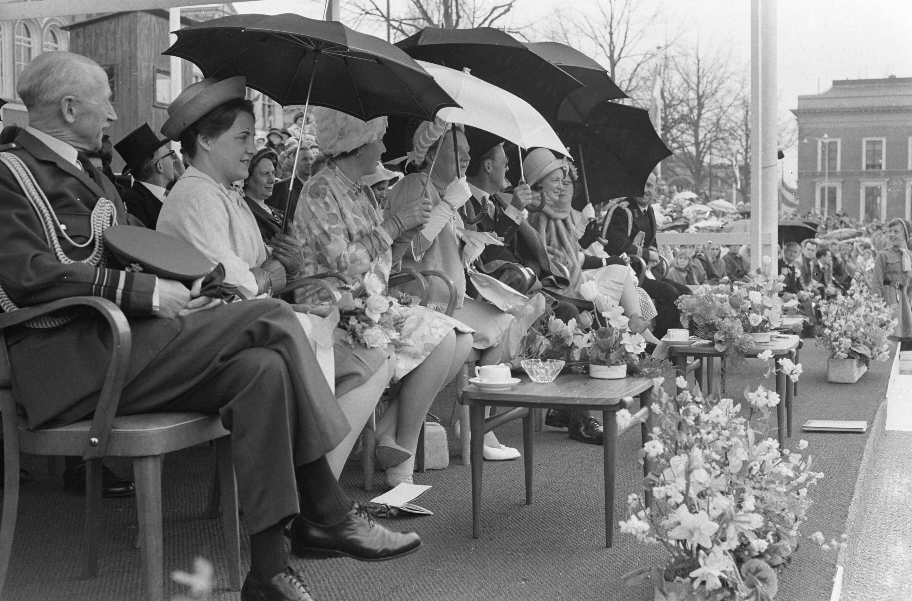 Koninklijk bezoek aan Groningen en Friesland (1962) — Koninklijk bezoek aan Leeuwarden — Foto: Pot, Harry / Anefo. Licentie: Set B: Rechtenvrij / Publiek Domein. Bron: Nationaal Archief. http://hdl.handle.net/10648/aa06d774-d0b4-102d-bcf8-003048976d84