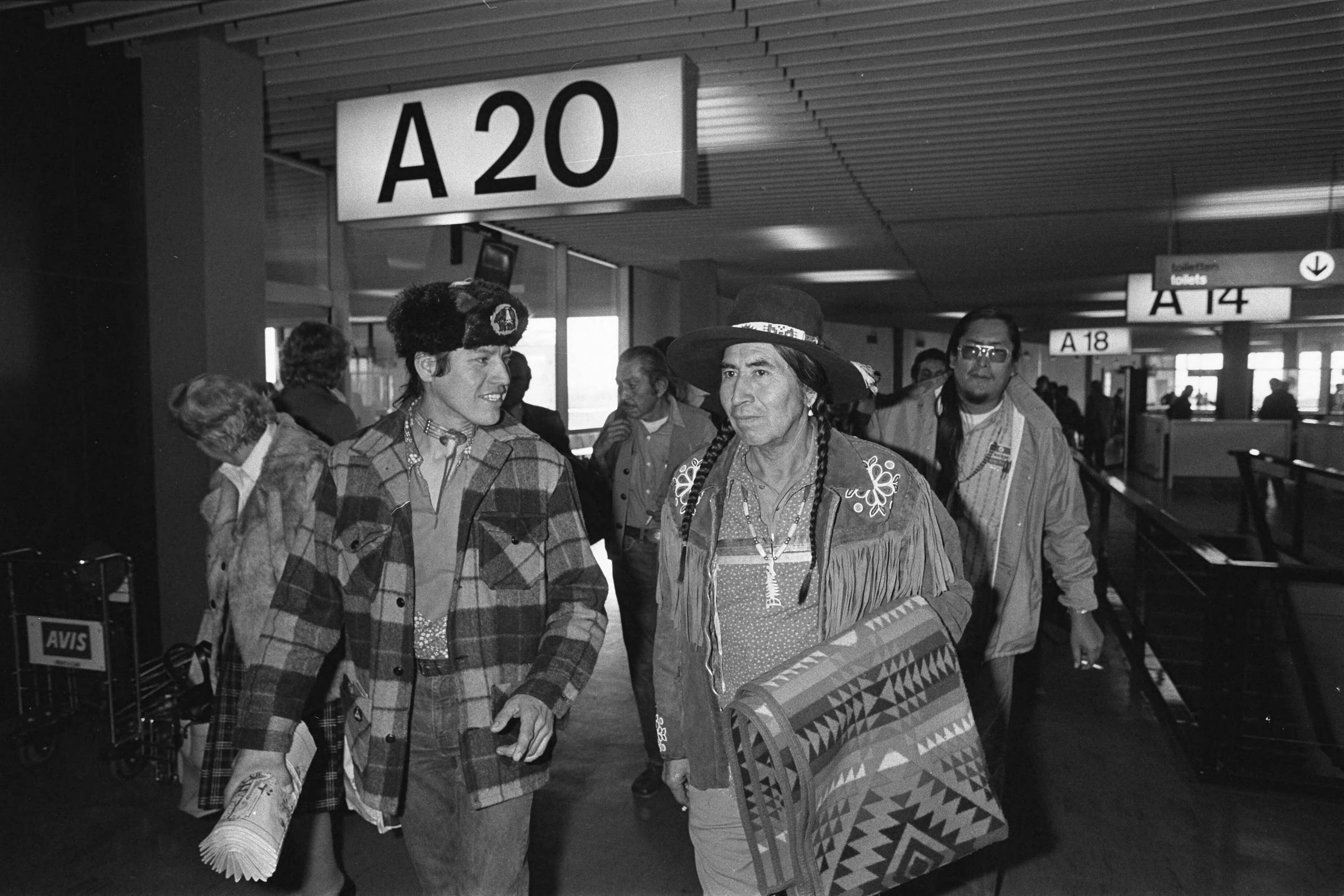 Fotocollectie Anefo — groep Indianen op Schiphol voor vier Russel Tribunaal dat in november in RAI wordt gehouden, Indianen afkomstig uit Zuid-Amerika — Foto: Dijk, Hans van / Anefo. Licentie: Set B: Rechtenvrij / Publiek Domein. Bron: Nationaal Archief. http://hdl.handle.net/10648/acee2bf4-d0b4-102d-bcf8-003048976d84