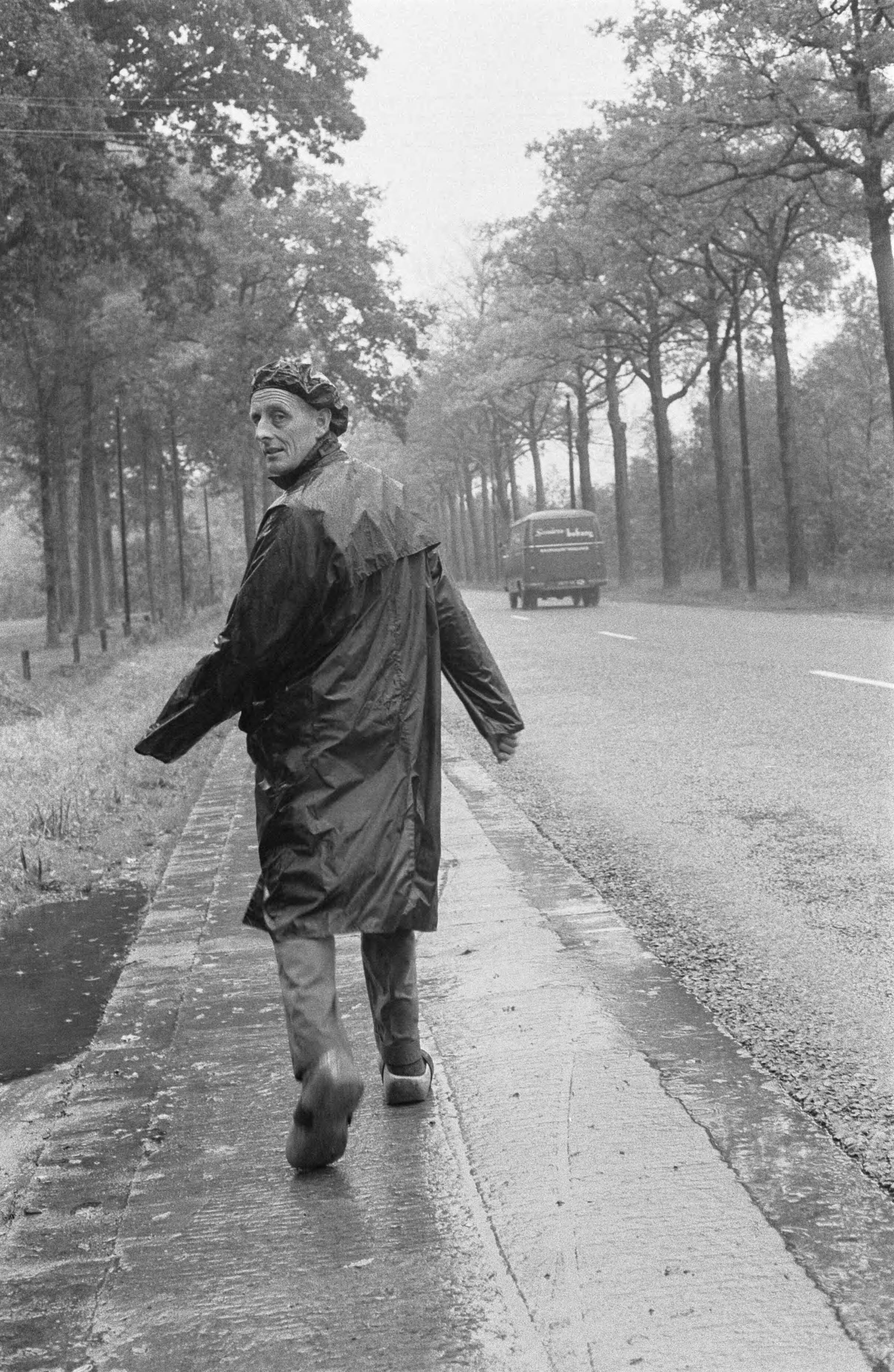 Fotocollectie Anefo — Wandelmars Parijs-Amsterdam, de deelnemers op weg in de regen — Foto: Pot, Harry / Anefo. Licentie: Set B: Rechtenvrij / Publiek Domein. Bron: Nationaal Archief. http://hdl.handle.net/10648/aa7e52a4-d0b4-102d-bcf8-003048976d84