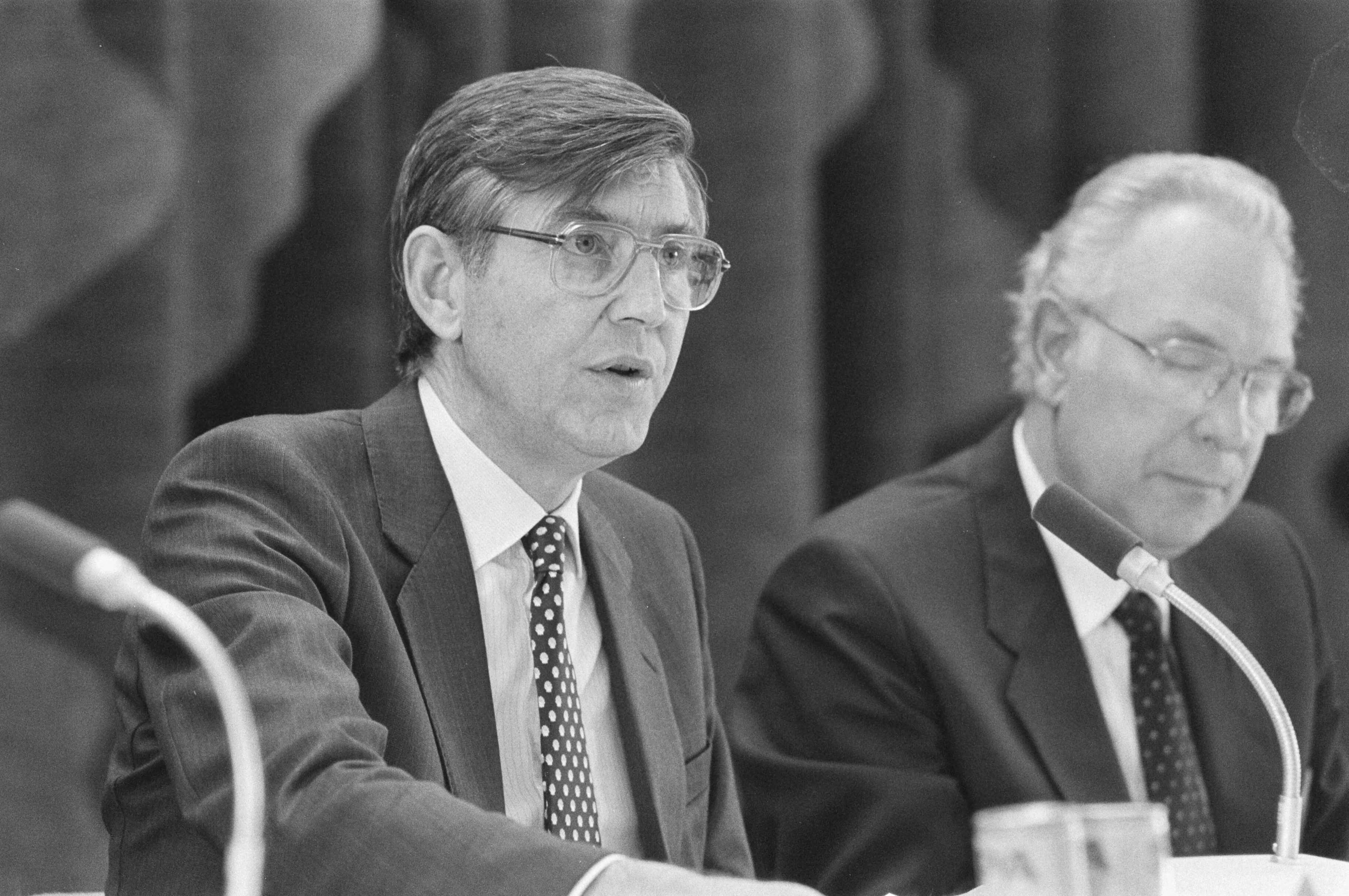 Fotocollectie Anefo — Persconferentie Shell in Den Haag over jaarcijfers '84; ir. L. C. van Wachem (pres.-dir. Kon. Ned. Petroleum Mij tijdens zijn persconferentie — Foto: Croes, Rob C. / Anefo. Licentie: Set B: Rechtenvrij / Publiek Domein. Bron: Nationaal Archief. http://hdl.handle.net/10648/ad443710-d0b4-102d-bcf8-003048976d84