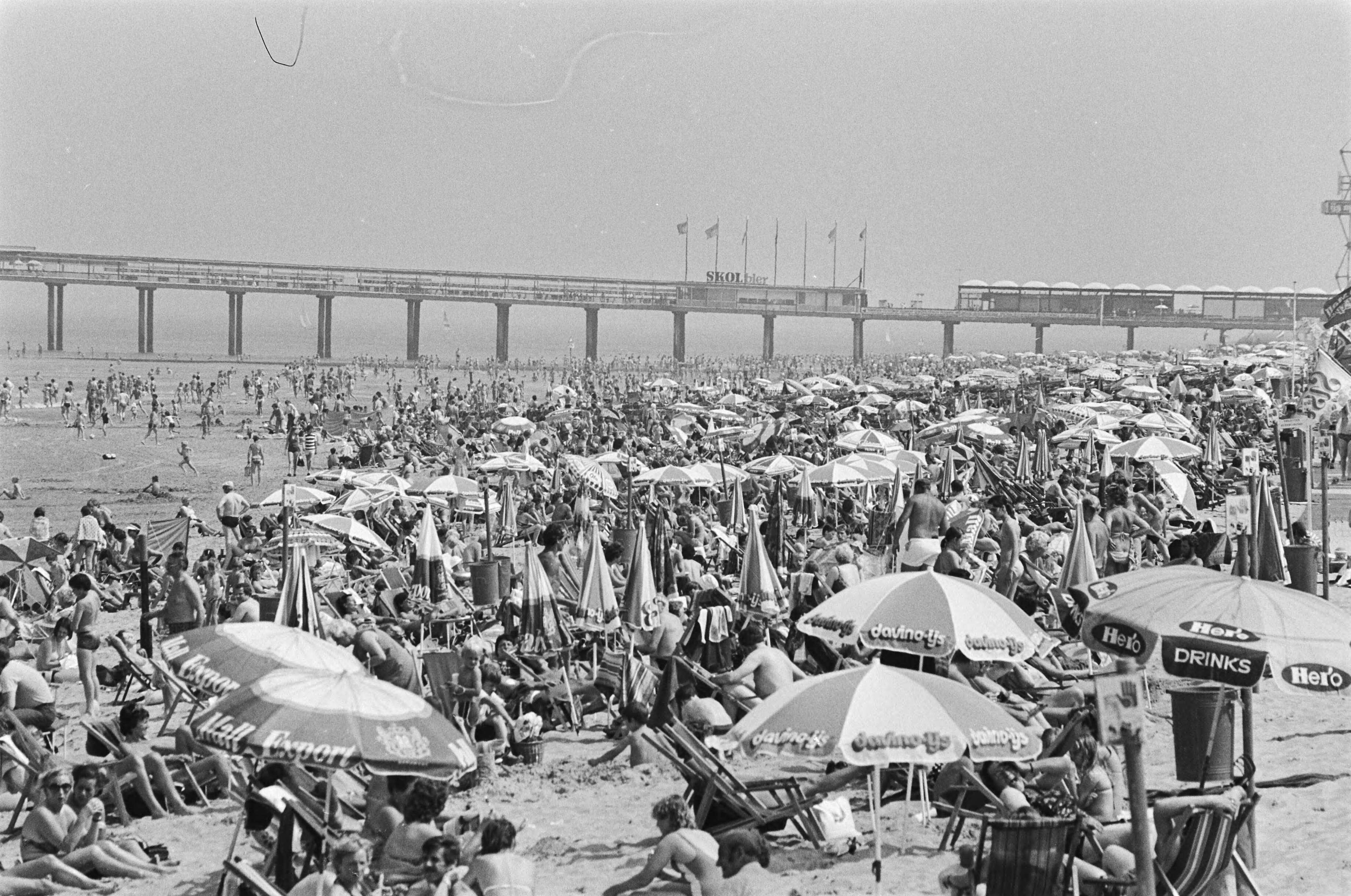 Fotocollectie Anefo — Drukte op het strand van Scheveningen in verband met het mooi weer — Foto: Antonisse, Marcel / Anefo. Licentie: Set B: Rechtenvrij / Publiek Domein. Bron: Nationaal Archief. http://hdl.handle.net/10648/acffa94c-d0b4-102d-bcf8-003048976d84
