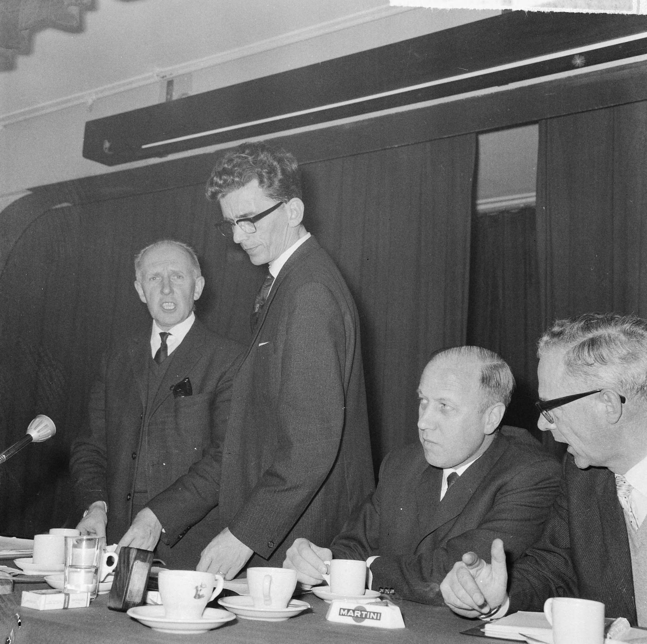 Fotocollectie Anefo — Loonconflict bij radio en televisie, vergadering in de "Karseboom" te Hilversum, v.l.n.r. de heer L.H. Ruttgerd (Mercurius), P. M. de Wit (Nederlandse Christelijke Beambtenbond, leider vergadering) en nog twee leden [waarvan een waarschijnlijk G.J.H. Kriek van de Katholieke Organisatie voor Administratief en Commercieel Personeel in de Industrie] — Foto: Nijs, Jac. de / Anefo. Licentie: Set B: Rechtenvrij / Publiek Domein. Bron: Nationaal Archief. http://hdl.handle.net/10648/aa8c2668-d0b4-102d-bcf8-003048976d84