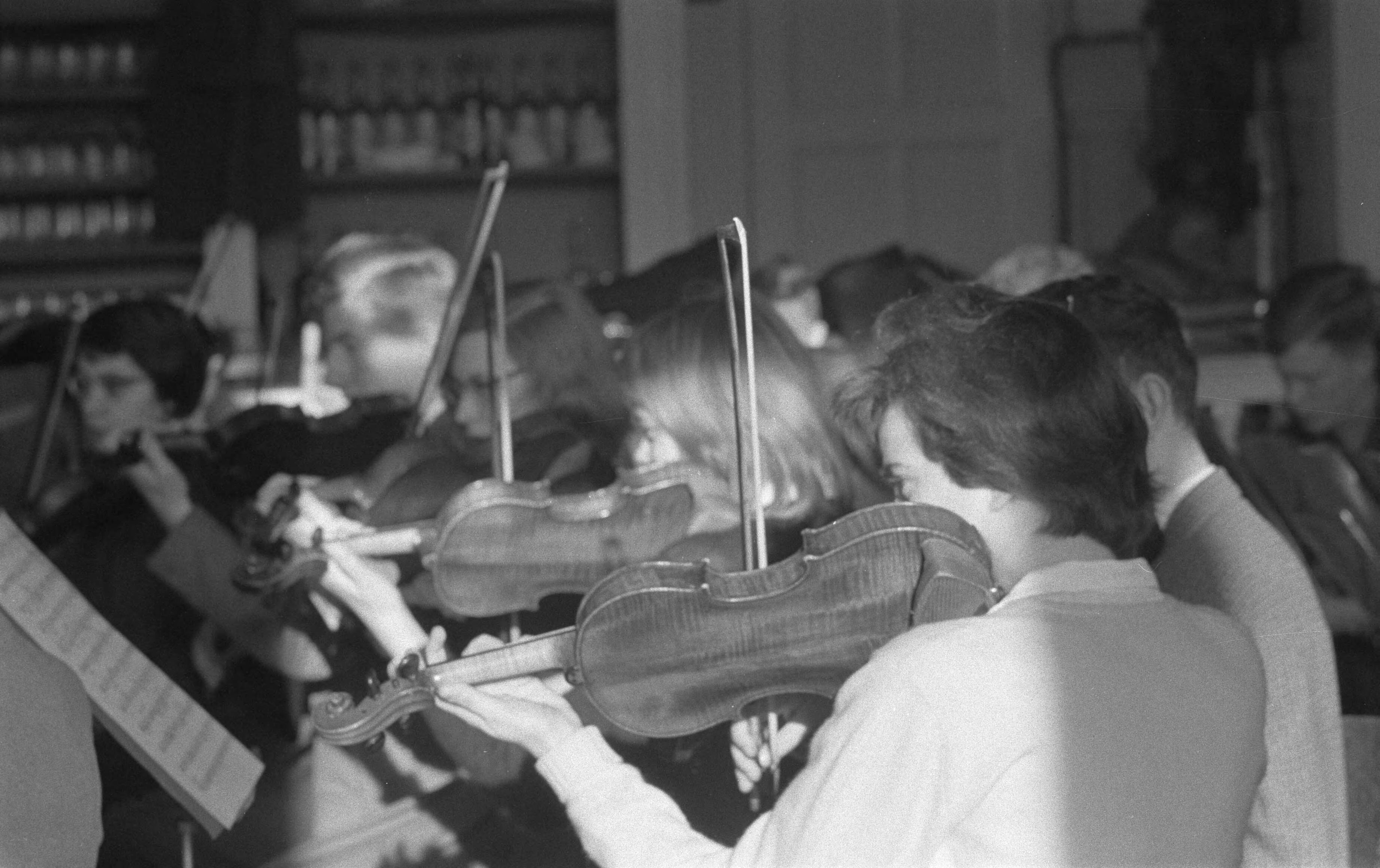 Fotocollectie Anefo — Eerste repetitie van het Nederlandse Studentenorkest te Bergen (N.H.) onder leiding van Jan Brussen. Violisten — Foto: Pot, Harry / Anefo. Licentie: Set B: Rechtenvrij / Publiek Domein. Bron: Nationaal Archief. http://hdl.handle.net/10648/a9a50490-d0b4-102d-bcf8-003048976d84