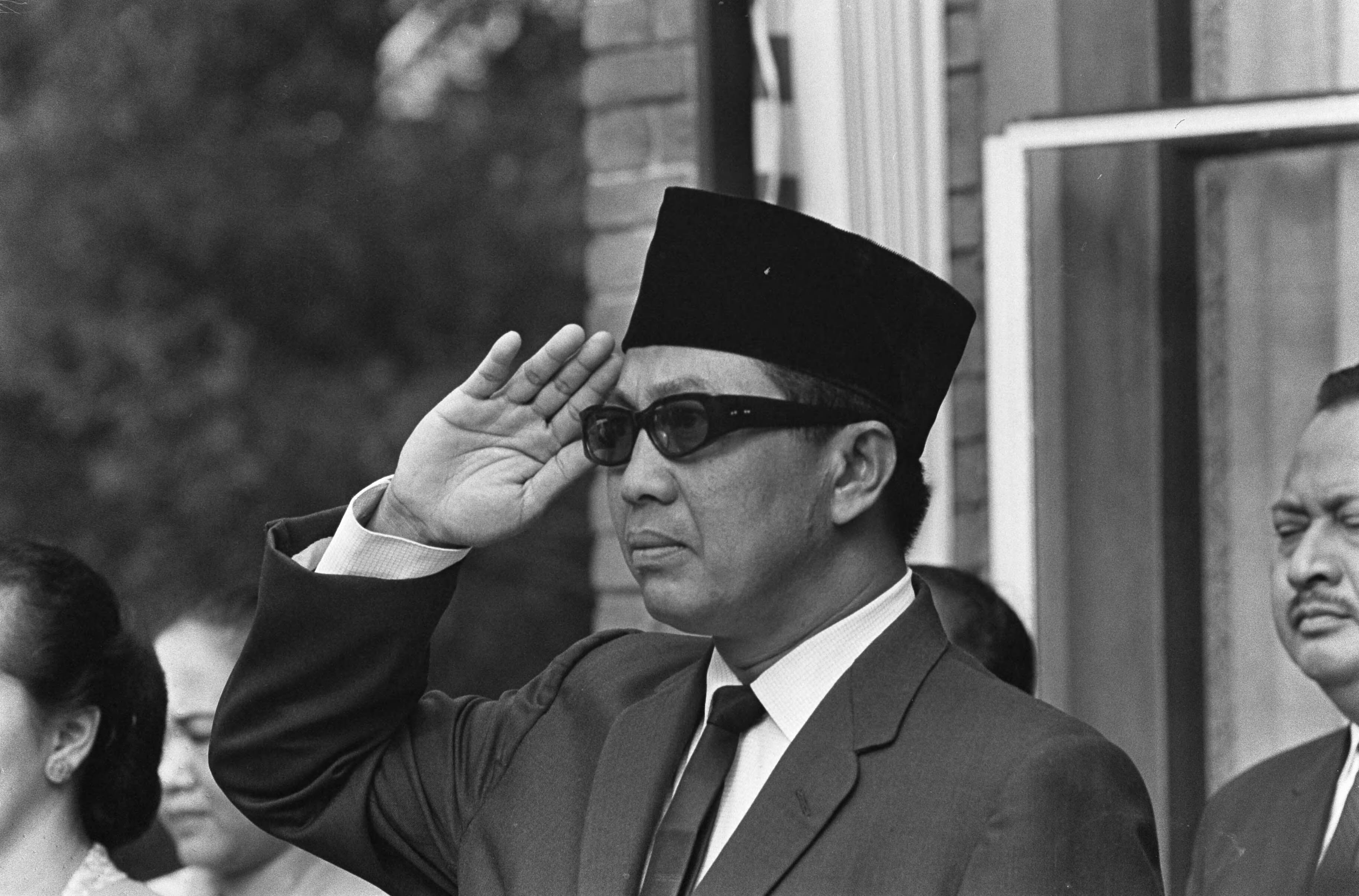Fotocollectie Anefo — Herdenking Onafhankelijkheidsdag Indonesië bij Indonesische ambassade te Den Haag, , ambassadeur Soedjarwo Tjondronegoro brengt eresaluut — Foto: Koch, Eric / Anefo. Licentie: Set B: Rechtenvrij / Publiek Domein. Bron: Nationaal Archief. http://hdl.handle.net/10648/aabb7c24-d0b4-102d-bcf8-003048976d84