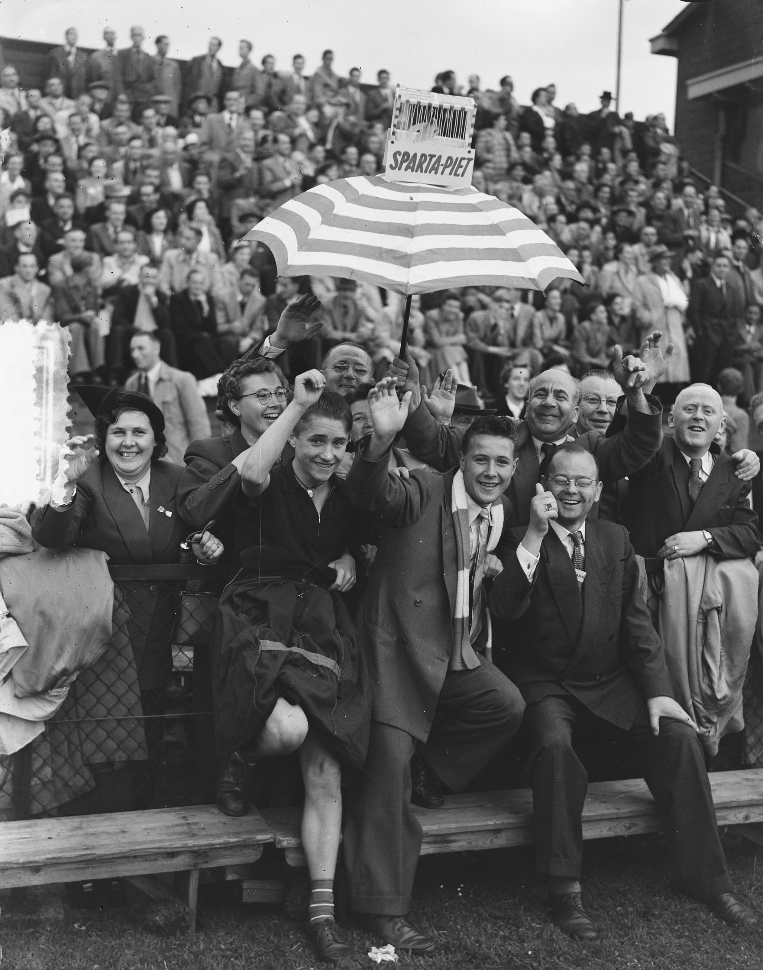Fotocollectie Anefo — Voetbal. RCH tegen Sparta 2-2. Sparta supporters met Sparta-Piet — Foto: Duinen, H. van / Anefo. Licentie: Set B: Rechtenvrij / Publiek Domein. Bron: Nationaal Archief. http://hdl.handle.net/10648/a90deeca-d0b4-102d-bcf8-003048976d84