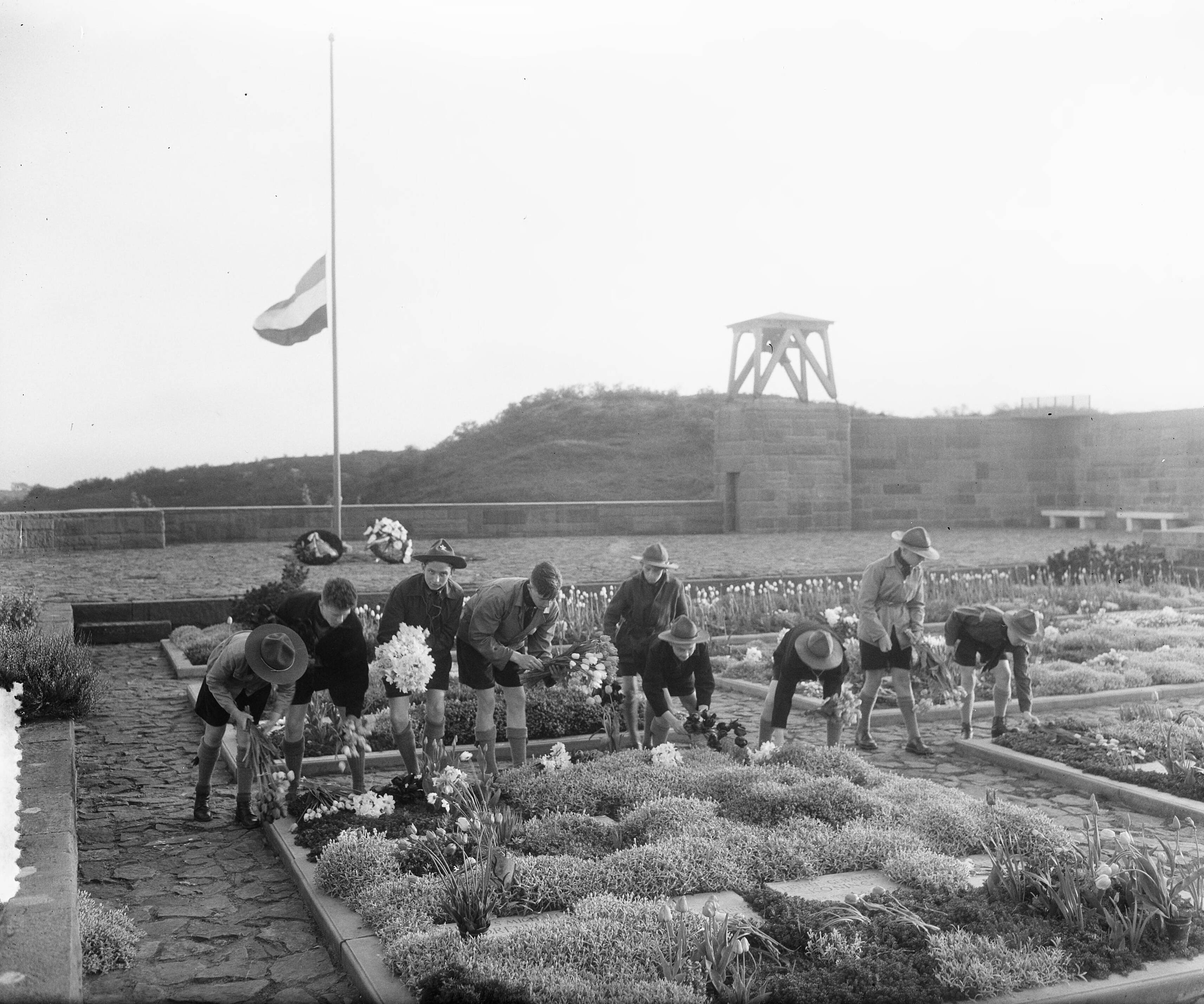 Dodenherdenking. Bloemendaal Stille Tocht — Foto: Pot, Harry / Anefo. — Licentie: Set B: Rechtenvrij / Publiek Domein. Bron: Nationaal Archief. http://hdl.handle.net/10648/a90b7d5c-d0b4-102d-bcf8-003048976d84