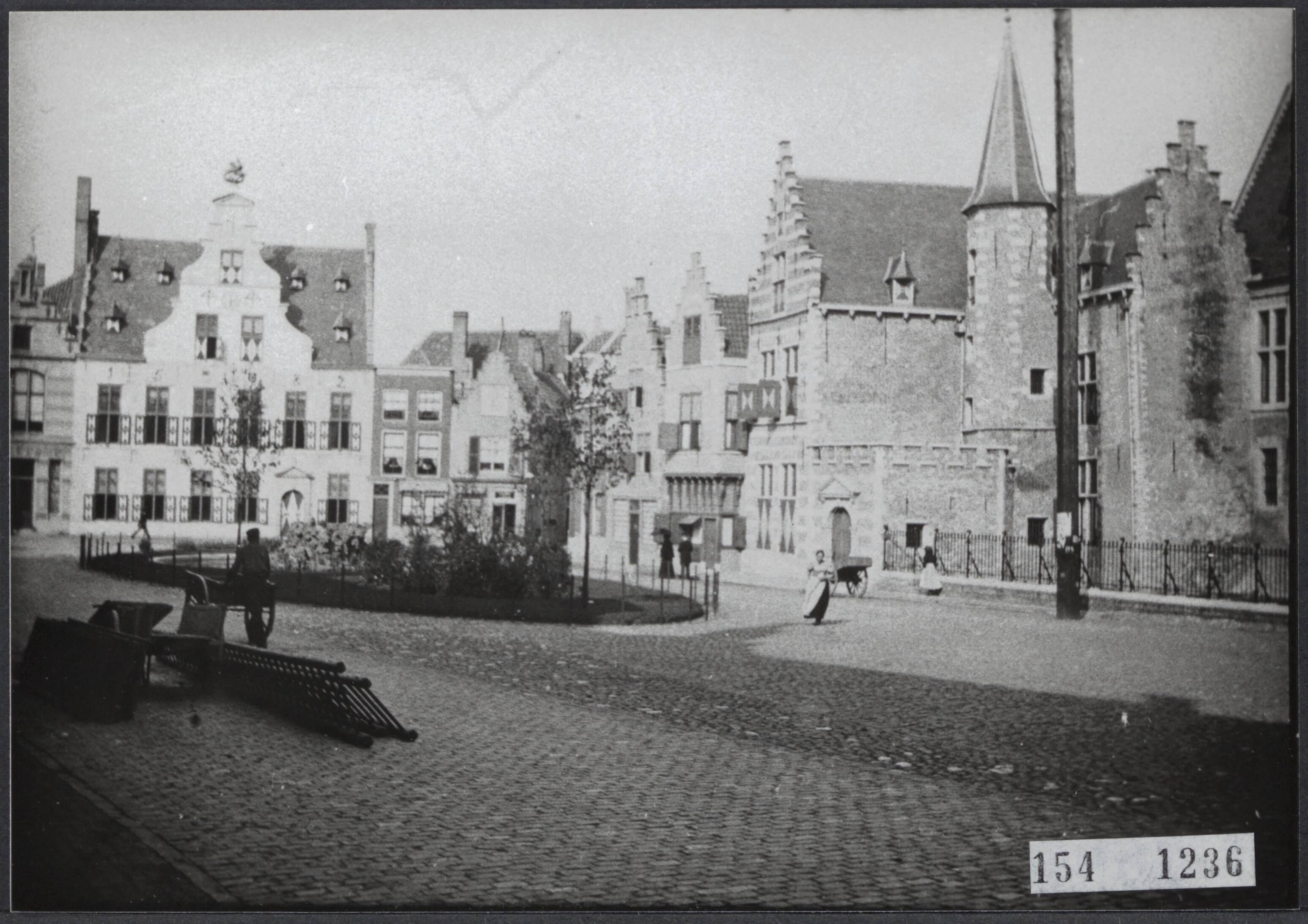 Serie Vanneufville (fotograaf uit Tourcoing 1855-1938) — Middelburg. Abdij rechts. Het gebouw van de Sociëteit St. Jan links — Foto: Vanneufville, Leonce Bertile. Licentie: Set B: Rechtenvrij / Publiek Domein. Bron: Nationaal Archief. http://hdl.handle.net/10648/78c213e5-fdb5-87c1-8147-02416f00cbc8