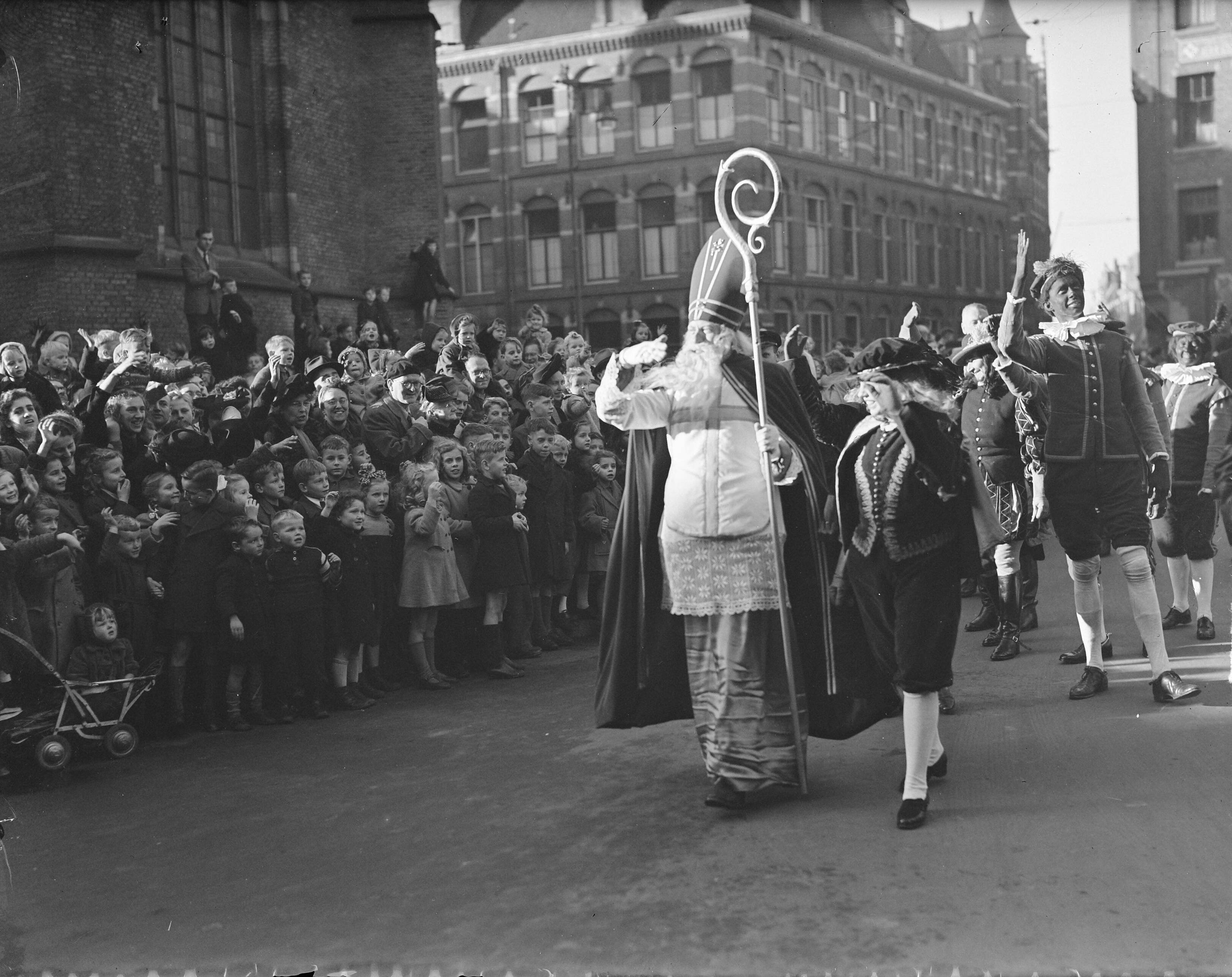 Fotocollectie Anefo — Sint Nicolaas op het Kerkplein in Den Haag — Foto: Noske, J.D. / Anefo. Licentie: Set B: Rechtenvrij / Publiek Domein. Bron: Nationaal Archief. http://hdl.handle.net/10648/a8c0198e-d0b4-102d-bcf8-003048976d84