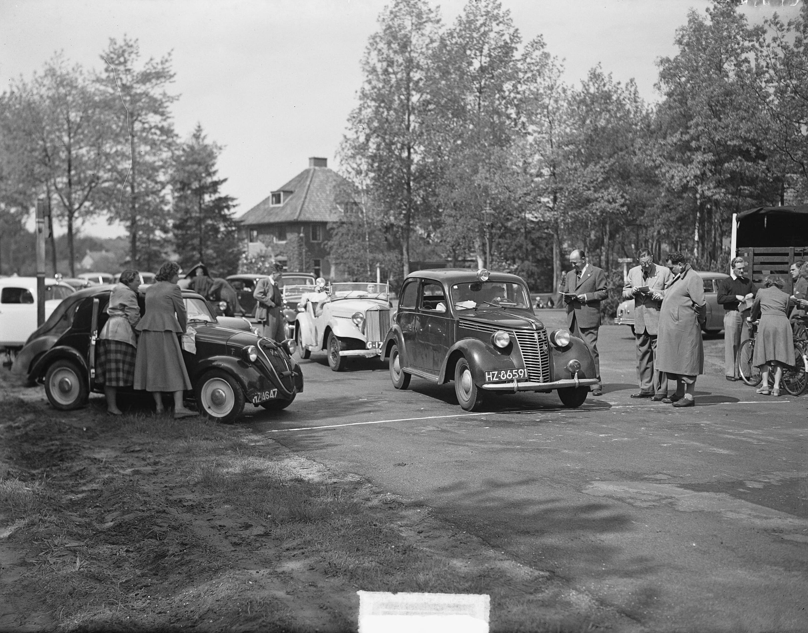 KNAC damesrit met belangrijke personen te Zeist — KNAC dames rit met belangrijke personen te Zeist — Foto: Nijs, Jac. de / Anefo. Licentie: Set B: Rechtenvrij / Publiek Domein. Bron: Nationaal Archief. http://hdl.handle.net/10648/a8d8ca4c-d0b4-102d-bcf8-003048976d84