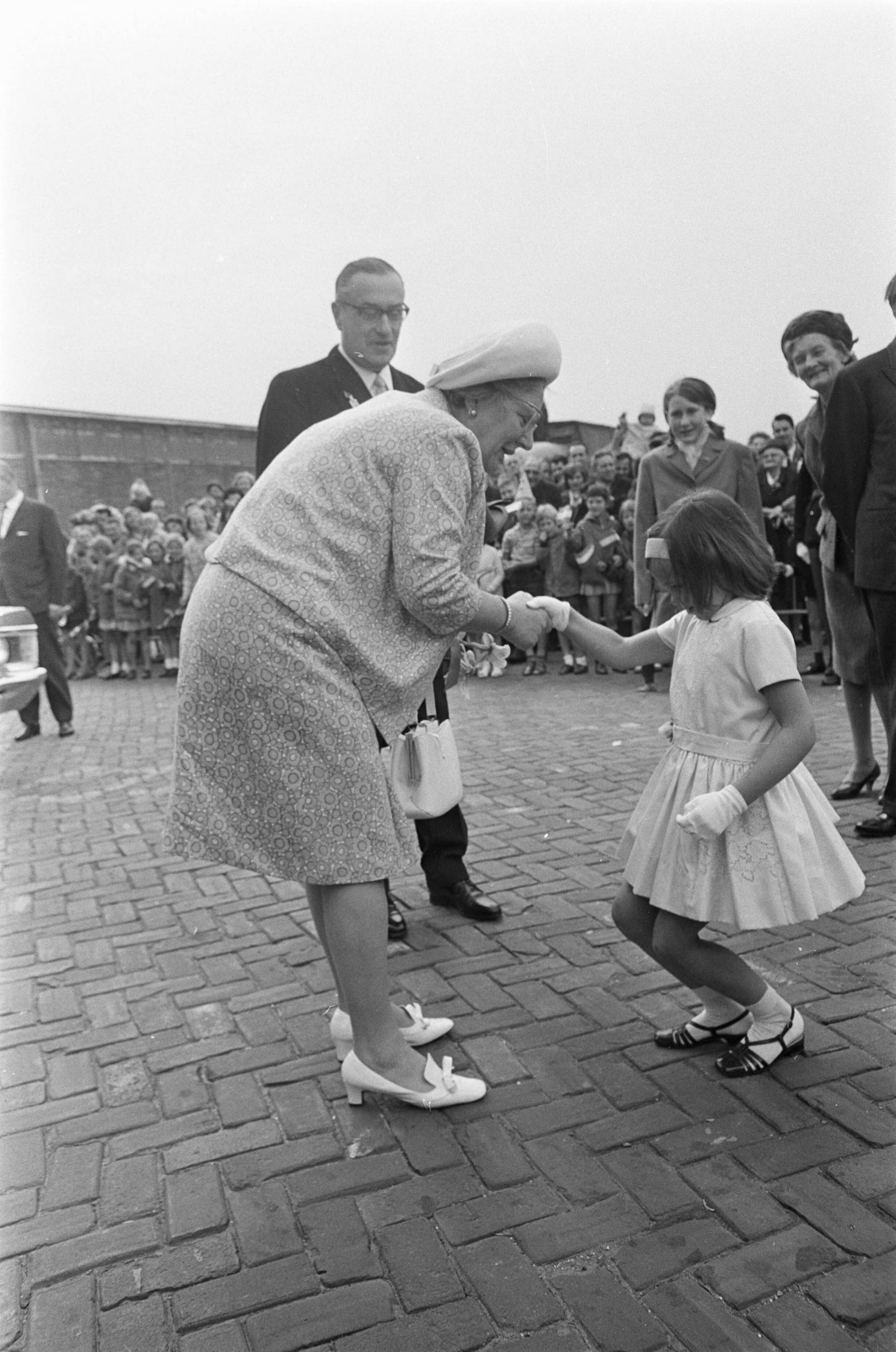 Fotocollectie Anefo — koningin Juliana bezoekt Zuid-Holland. Hare Majesteit krijgt bloemen aangeboden van Suzanne Quarles van Uffort (burgemeester van Rijswijk) / — Foto: Nijs, Jac. de / Anefo. Licentie: Set B: Rechtenvrij / Publiek Domein. Bron: Nationaal Archief. http://hdl.handle.net/10648/ab42735a-d0b4-102d-bcf8-003048976d84