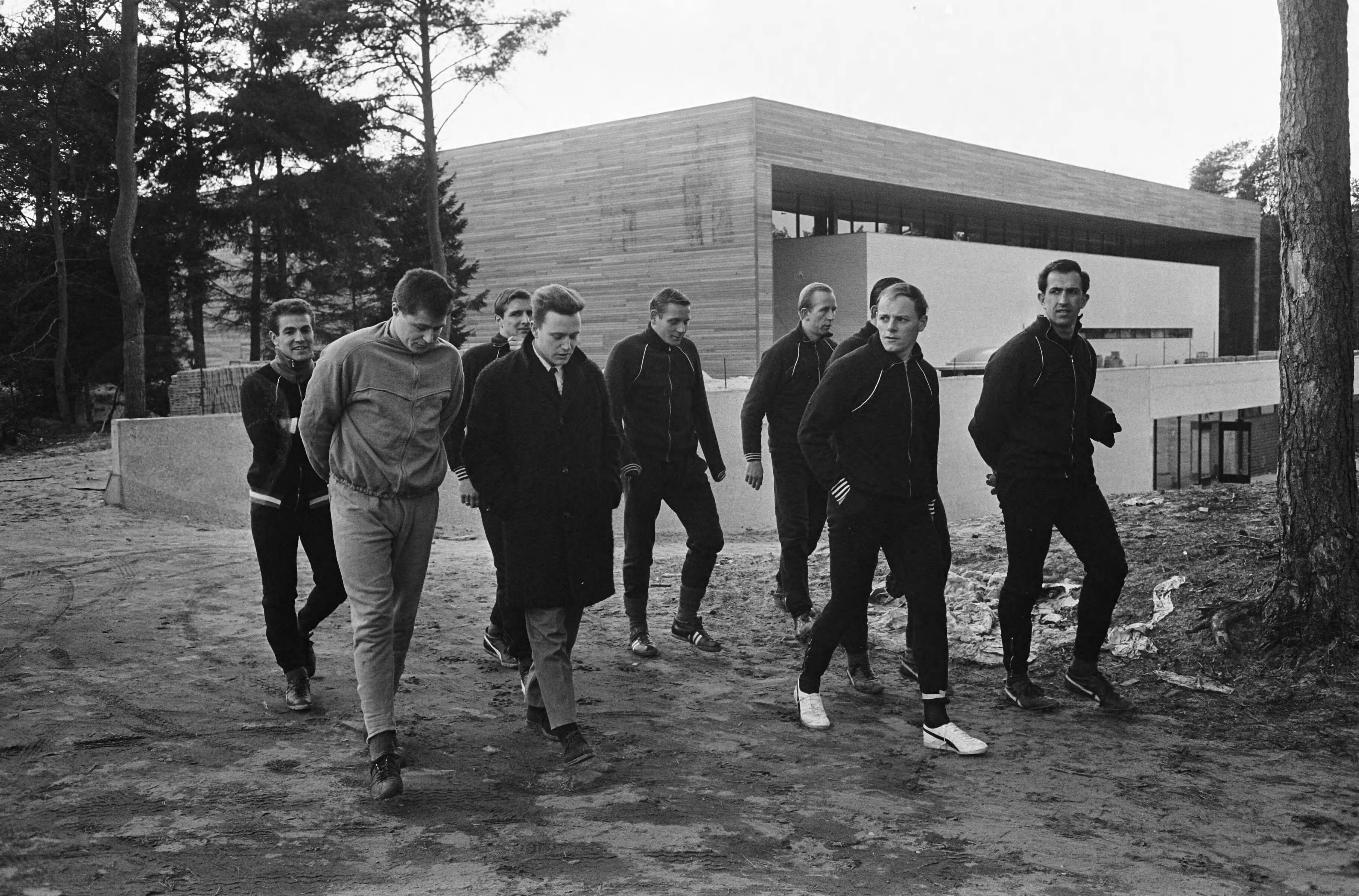 Fotocollectie Anefo — Training Nederlands elftal in Zeist, de spelers bij het nieuwe gebouw — Foto: Koch, Eric / Anefo. Licentie: Set B: Rechtenvrij / Publiek Domein. Bron: Nationaal Archief. http://hdl.handle.net/10648/aa964d0a-d0b4-102d-bcf8-003048976d84