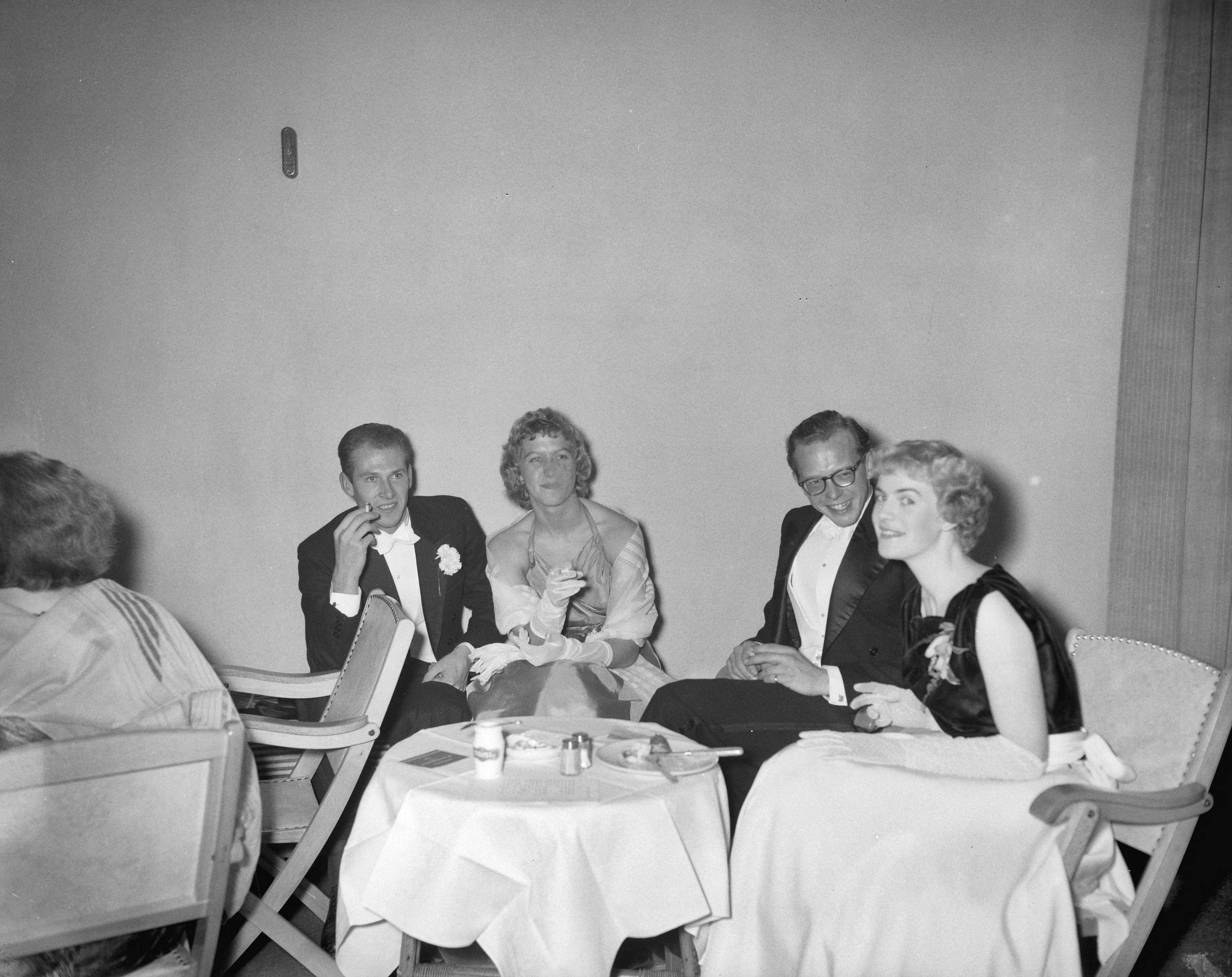 Fotocollectie Anefo — Lustrumviering van de tandheelkundige studentenvereniging "John Tomes" te Utrecht — Foto: Bilsen, Joop van / Anefo. Licentie: Set B: Rechtenvrij / Publiek Domein. Bron: Nationaal Archief. http://hdl.handle.net/10648/a96e2c04-d0b4-102d-bcf8-003048976d84