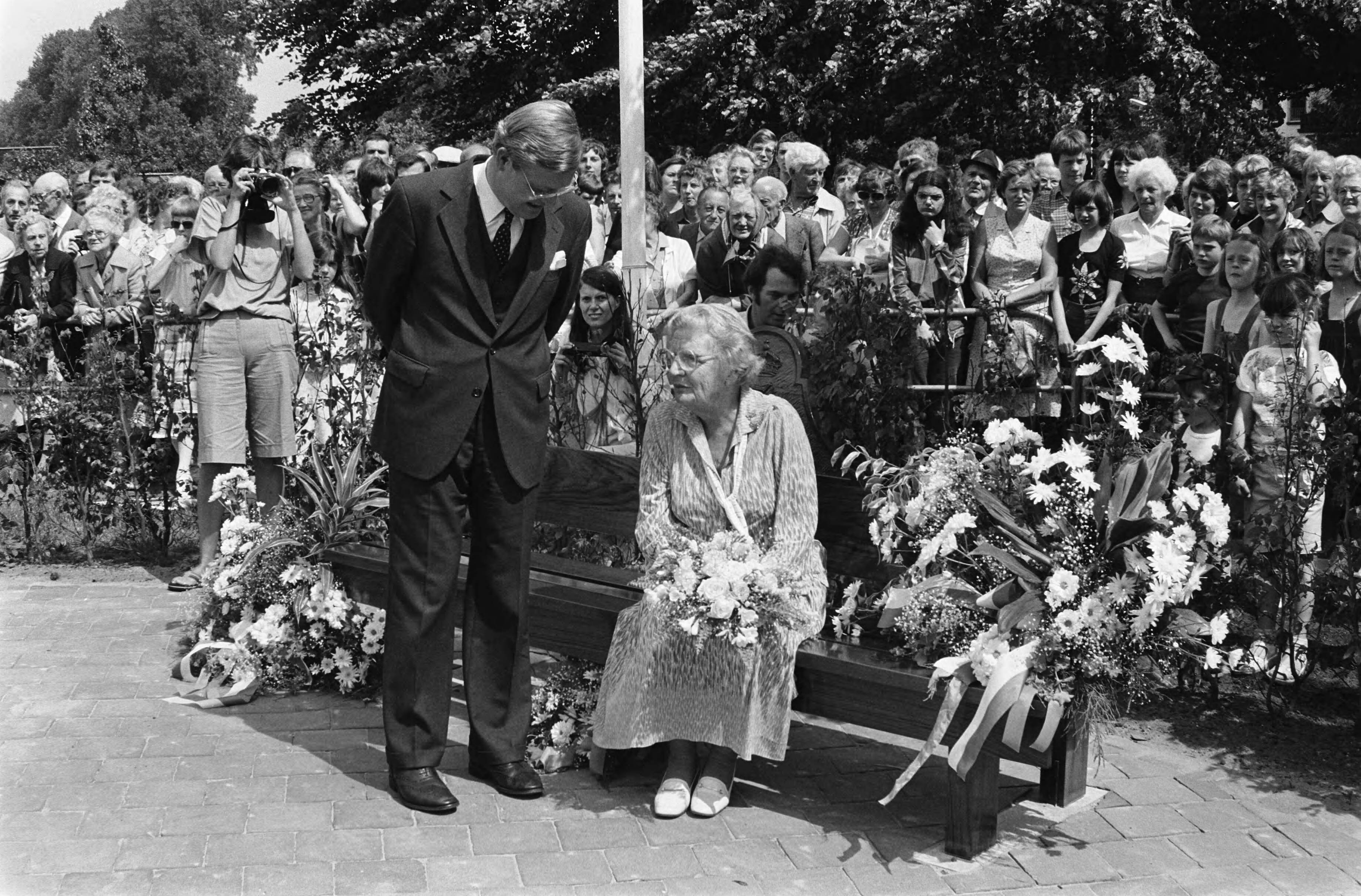 Fotocollectie Anefo — Prinses Juliana heeft een houten zitbank van de bevolkin van Soest aangeboden gekregen; Prinses Juliana staat op van de bank — Foto: Dijk, Hans van / Anefo. Licentie: Set B: Rechtenvrij / Publiek Domein. Bron: Nationaal Archief. http://hdl.handle.net/10648/acfcf79c-d0b4-102d-bcf8-003048976d84