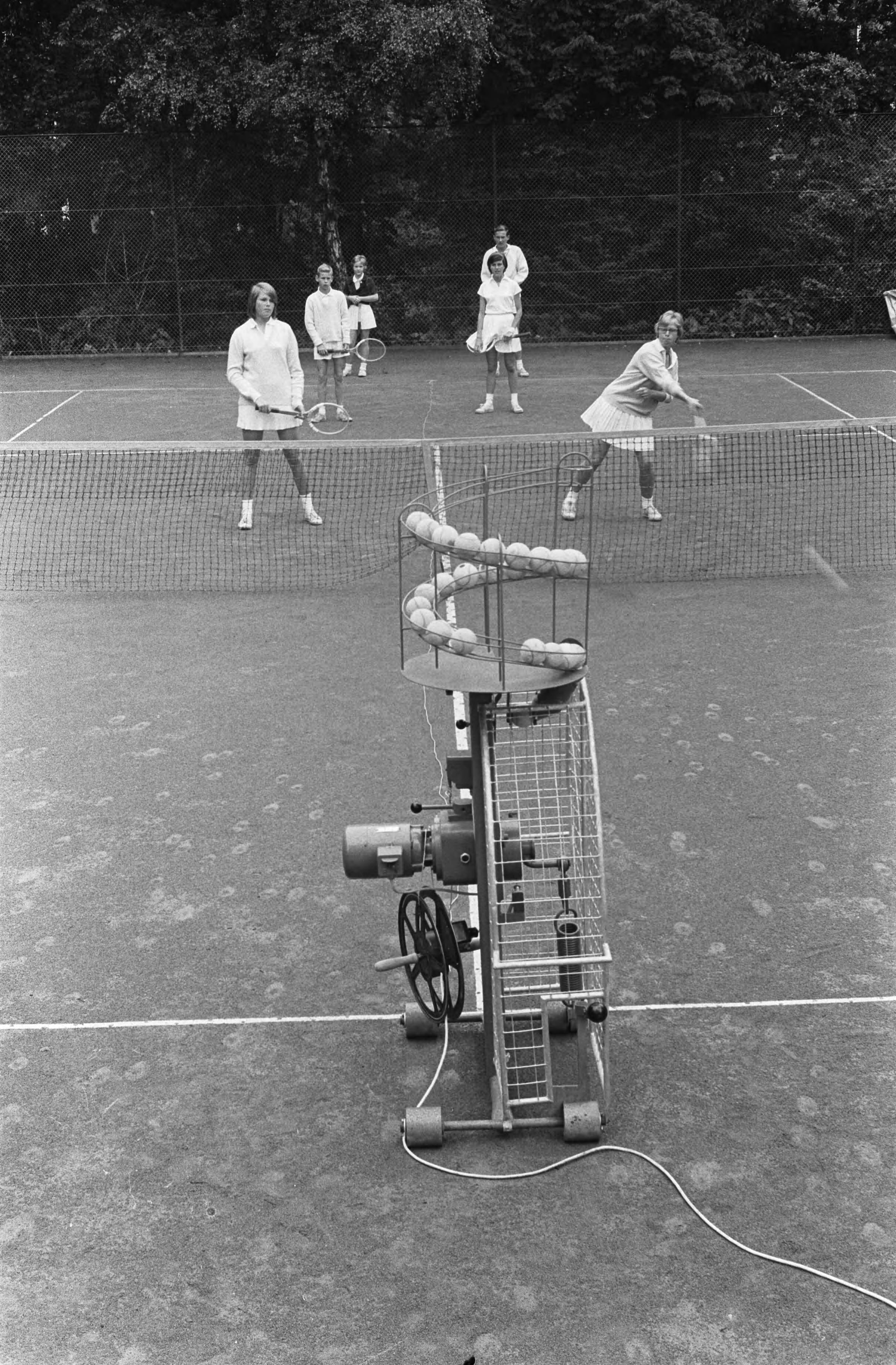 Fotocollectie Anefo — Tenniskanon voor het eerst in Nederland in gebruik bij tennisclub Zandvoort — Foto: Pot, Harry / Anefo. Licentie: Set B: Rechtenvrij / Publiek Domein. Bron: Nationaal Archief. http://hdl.handle.net/10648/aa3fa7c0-d0b4-102d-bcf8-003048976d84