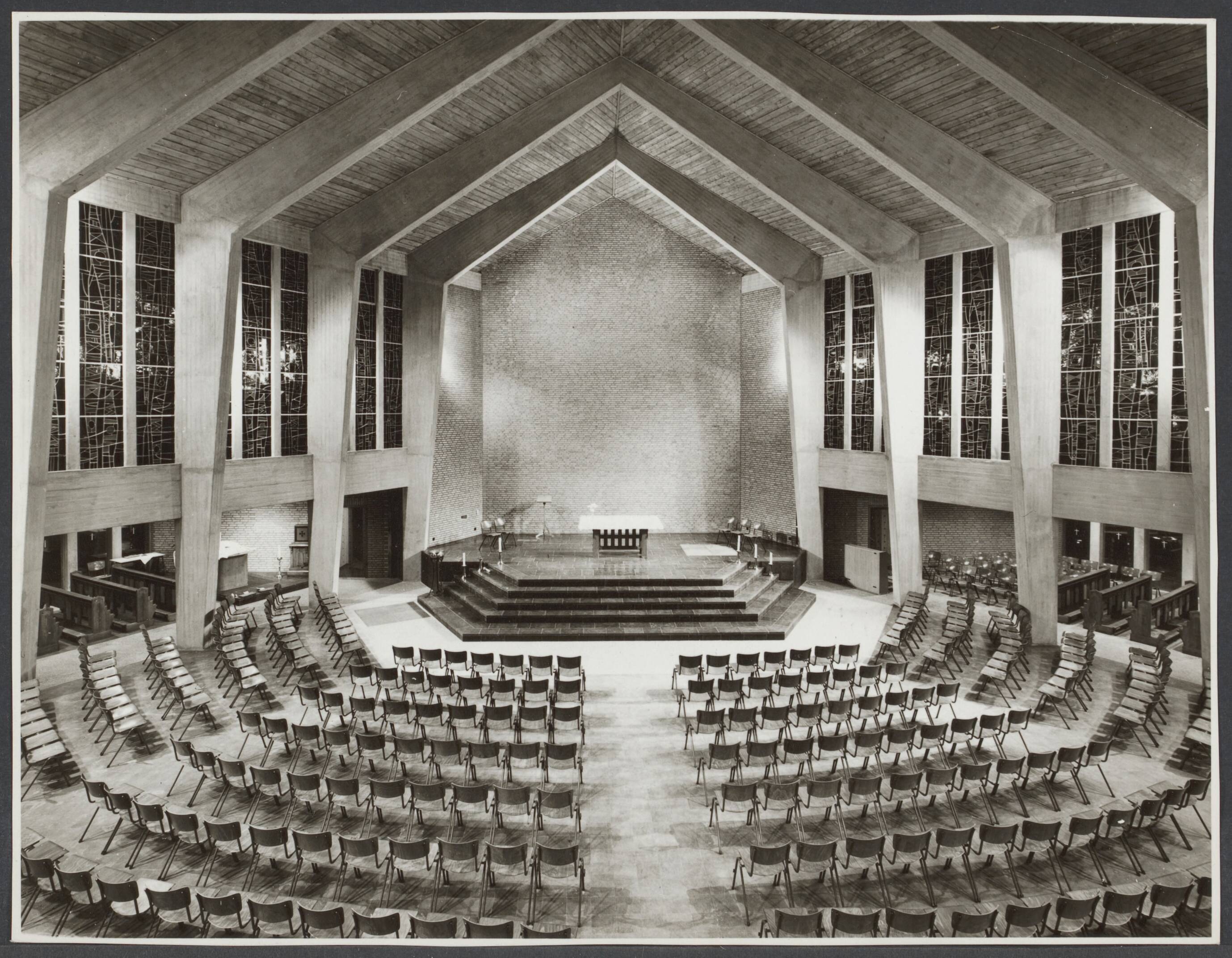 Maastricht I - Algemeen — Bisdom Roermond. Interieur van de Christus Hemelvaartkerk in de nieuwe stadswijk Maastricht-Pottenberg — Foto: Lahaye, Frans. Licentie: Set B: Rechtenvrij / Publiek Domein. Bron: Nationaal Archief. http://hdl.handle.net/10648/5a743fe4-2f34-5a0e-21a4-f52a4bc70b94