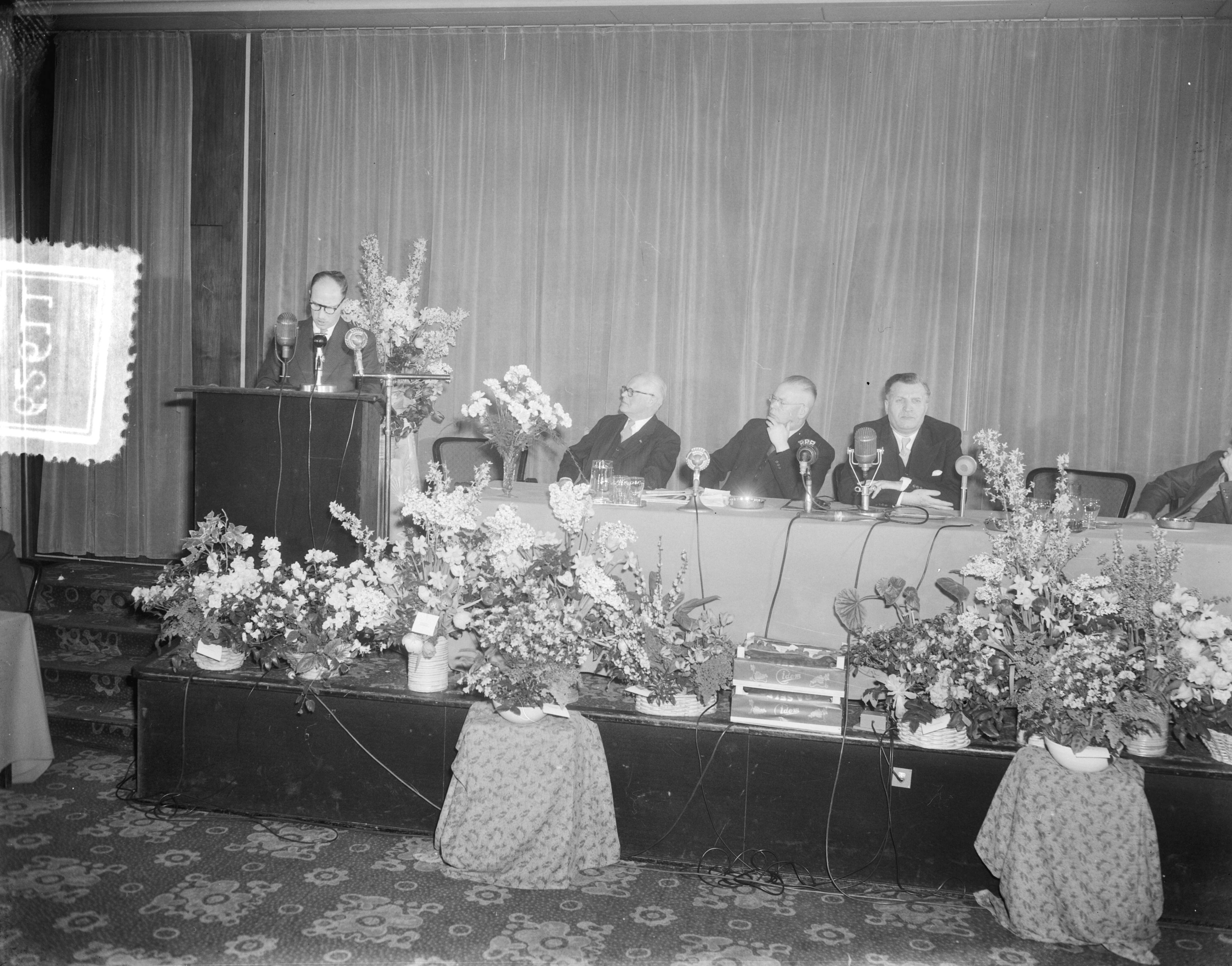 Fotocollectie Anefo — KVP Partijraadsvegadering te Utrecht. Installatie van mr. H.W. van Doorn als nieuwe voorzitter. Toespraak van Van Doorn. rechts van hem aan de bestuurstafel prof. mr. C.P.M. Romme (fractievoorzitter 2e kamer), dr. L.A.H. Albering (partijsecretaris) en vice-voorzitter Chr. Matser, (burgemeester van Arnhem), — Foto: Duinen, G.W. van / Anefo. Licentie: Set B: Rechtenvrij / Publiek Domein. Bron: Nationaal Archief. http://hdl.handle.net/10648/a91bac40-d0b4-102d-bcf8-003048976d84
