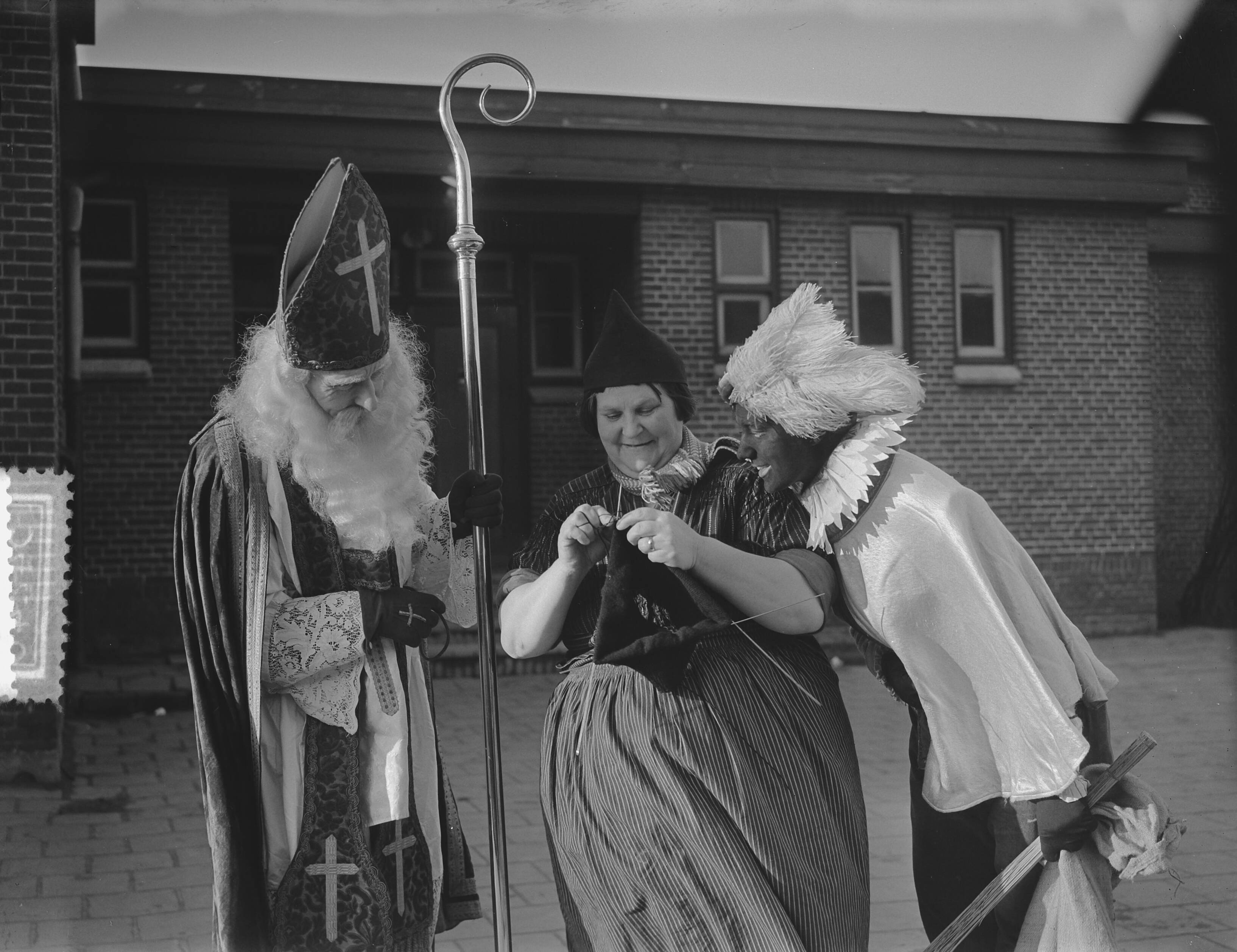 Sint Nicolaas bezoekt school in Volendam — Foto: Bilsen, Joop van / Anefo. — Licentie: Set B: Rechtenvrij / Publiek Domein. Bron: Nationaal Archief. http://hdl.handle.net/10648/a903049c-d0b4-102d-bcf8-003048976d84