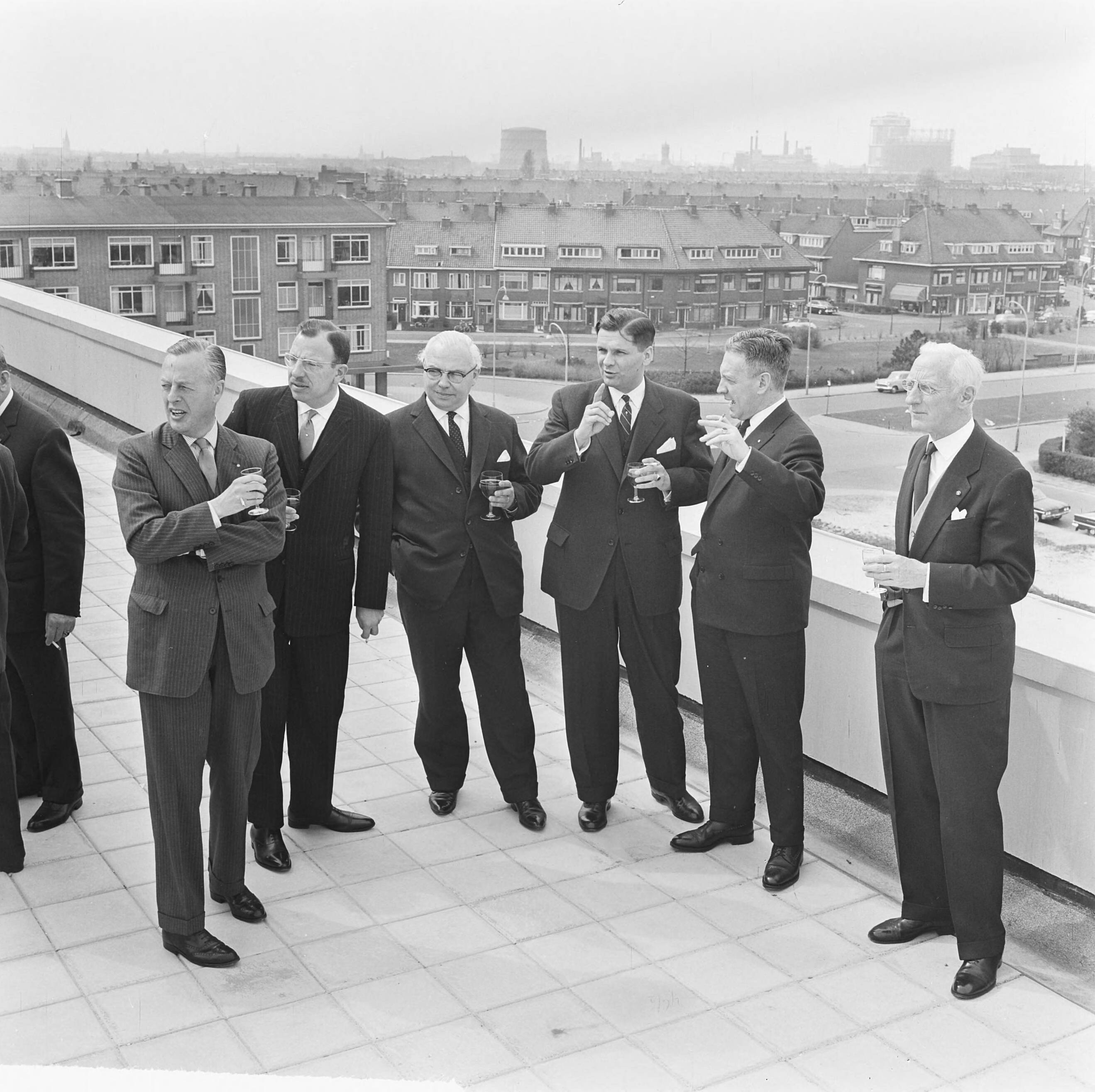 Fotocollectie Anefo — Nieuw gebouw Directie voor de Arbeid door minister dr. G.M.J. Veldkamp geopend v.l.n.r. op het dakterras Jhr. A. Feith (burgemeester Voorburg), mr. P.H. Valentgoed (directeur-generaal), staatssecretaris Van de Laar en minister Veltkamp — Foto: Koch, Eric / Anefo. Licentie: Set B: Rechtenvrij / Publiek Domein. Bron: Nationaal Archief. http://hdl.handle.net/10648/aa649260-d0b4-102d-bcf8-003048976d84