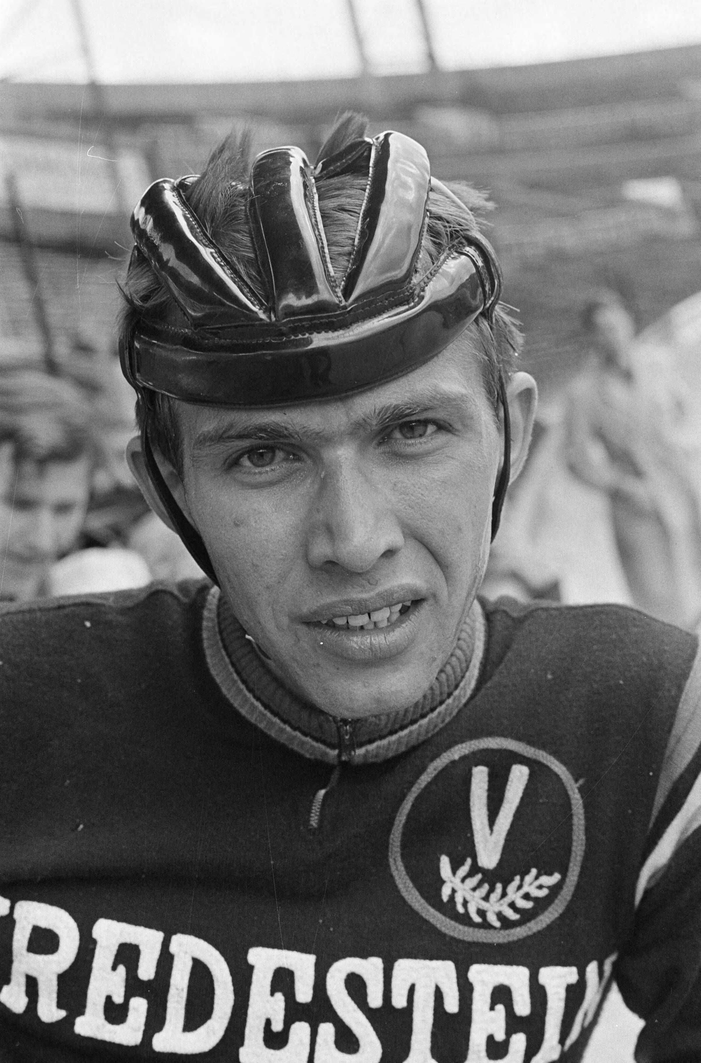 Fotocollectie Anefo — Wielrennen, amateurploeg te Nuth, nummer 8 en 9 Bongers (kop) — Foto: Kroon, Ron / Anefo. Licentie: Set B: Rechtenvrij / Publiek Domein. Bron: Nationaal Archief. http://hdl.handle.net/10648/aaf6c180-d0b4-102d-bcf8-003048976d84