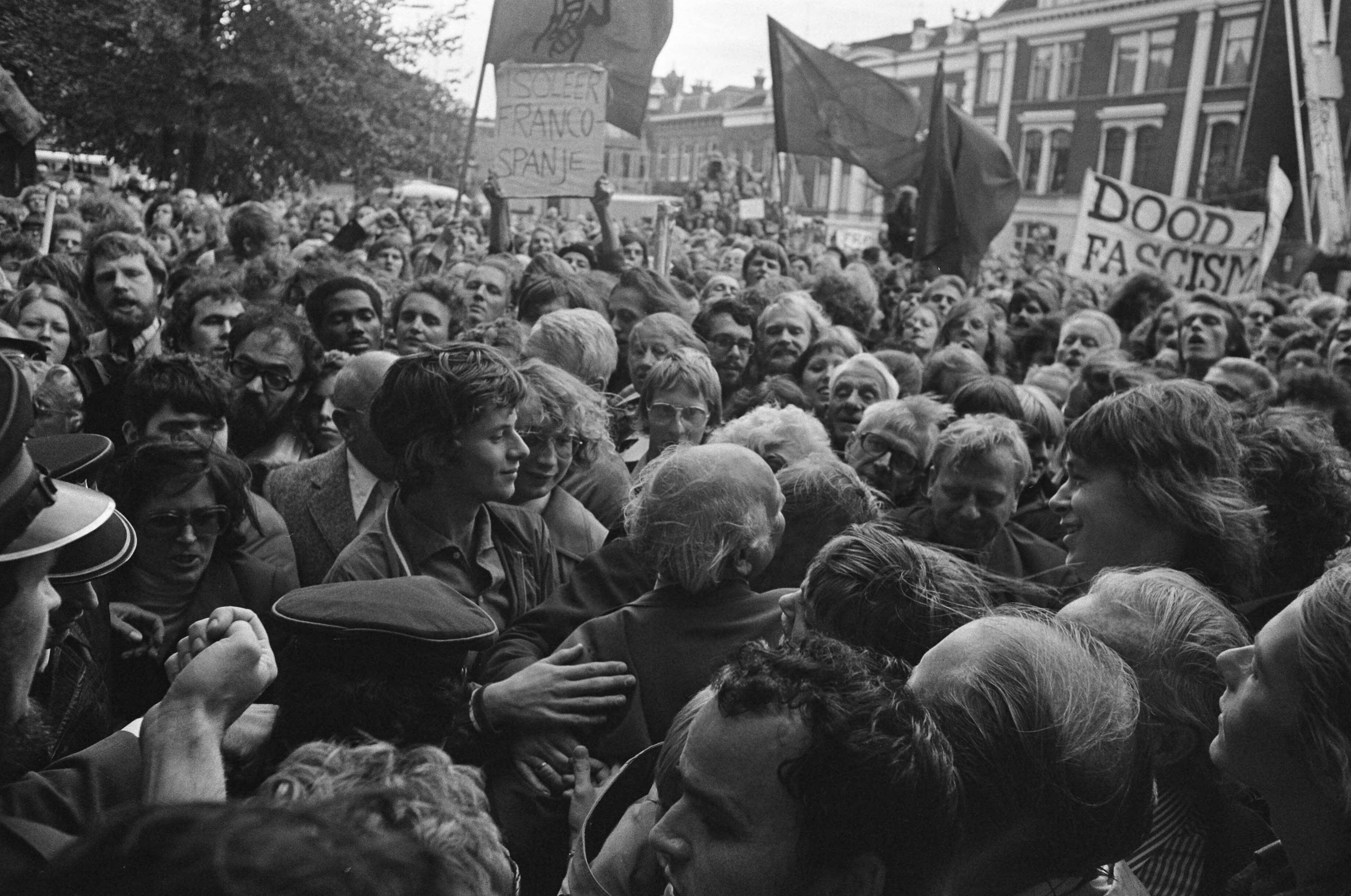 Fotocollectie Anefo — Regering demonstreert tegen doodvonnissen in Spanje in Utrecht; overzicht demonstratie met premier Den Uyl (op rug gezien) in het gedrang — Foto: Verhoeff, Bert / Anefo. Licentie: Set B: Rechtenvrij / Publiek Domein. Bron: Nationaal Archief. http://hdl.handle.net/10648/ac730b4a-d0b4-102d-bcf8-003048976d84