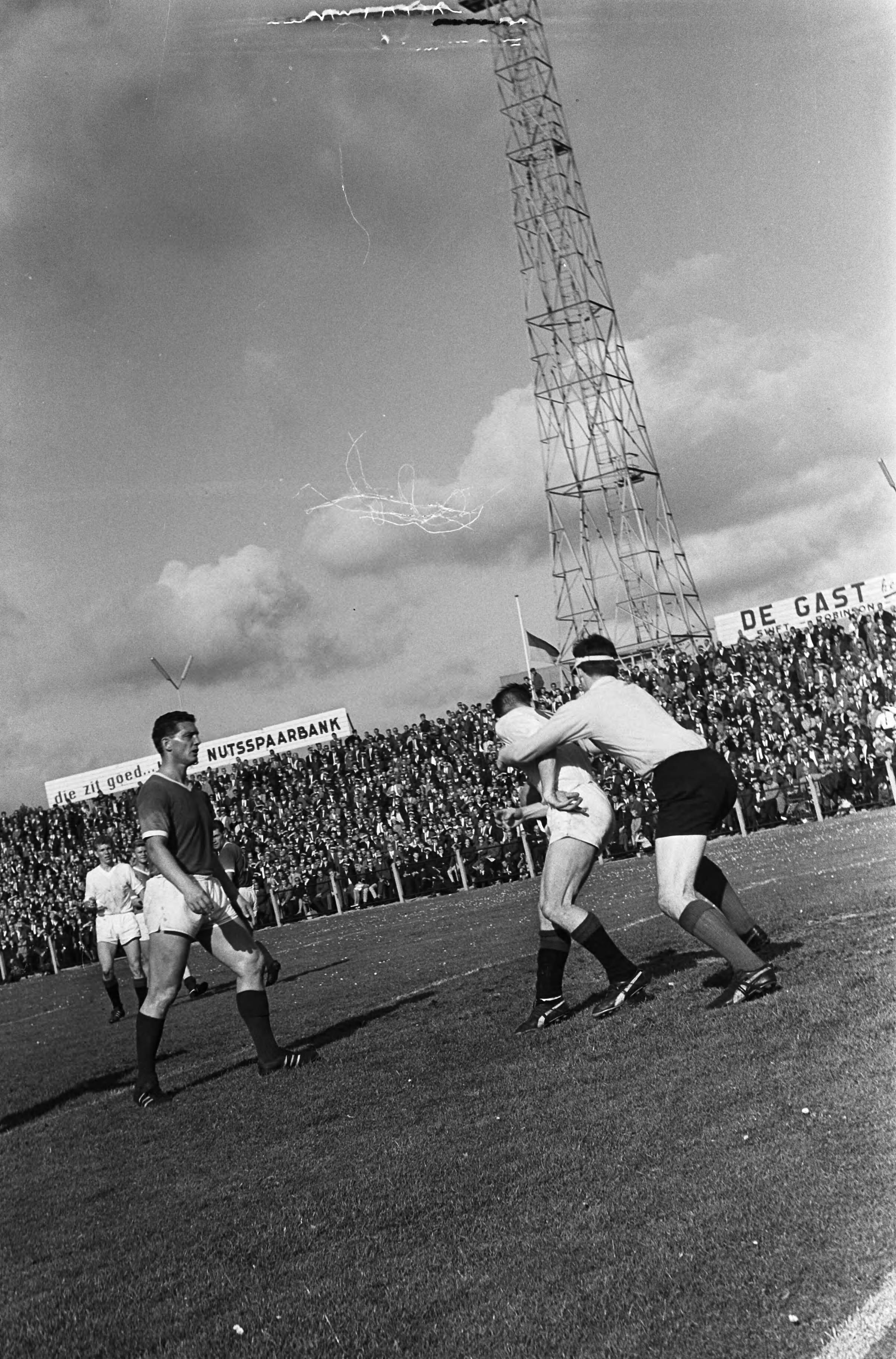 Fotocollectie Anefo — Voetbal. ADO tegen Fortuna '54 1-2. Spelmoment, Fortuna-keeper Piet Vogels pakt de aanstormende Harrie Heijnen vast, penalty — Foto: Koch, Eric / Anefo. Licentie: Set B: Rechtenvrij / Publiek Domein. Bron: Nationaal Archief. http://hdl.handle.net/10648/aa7b2818-d0b4-102d-bcf8-003048976d84
