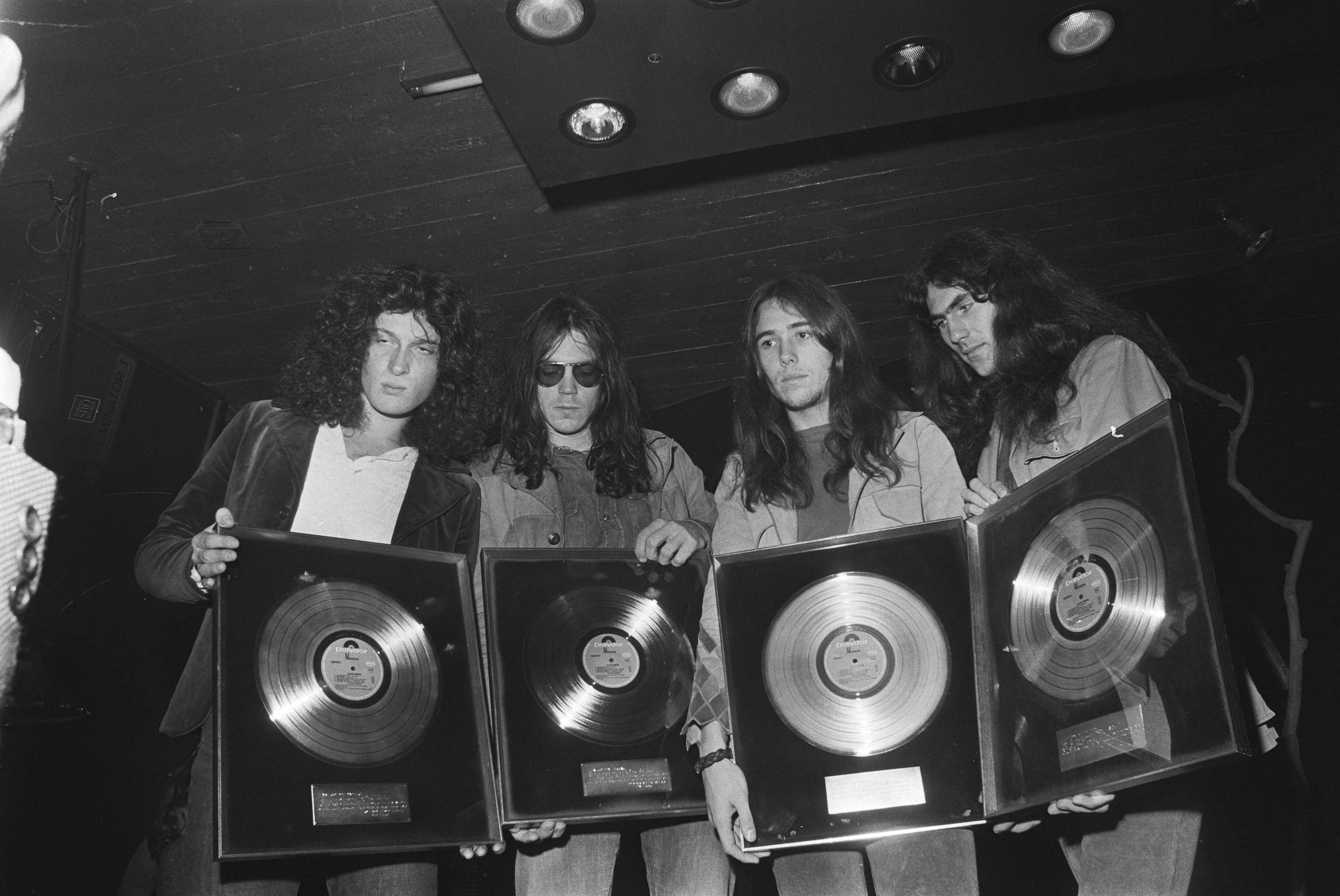 Fotocollectie Anefo — Gouden platen voor Golden Earring uitgereikt te Hilversum. Vlnr. Barry Hay, Rinus Gerritsen, George Kooymans, Cesar Zuiderwijk — Foto: Mieremet, Rob / Anefo. Licentie: Set B: Rechtenvrij / Publiek Domein. Bron: Nationaal Archief. http://hdl.handle.net/10648/abaa72fc-d0b4-102d-bcf8-003048976d84