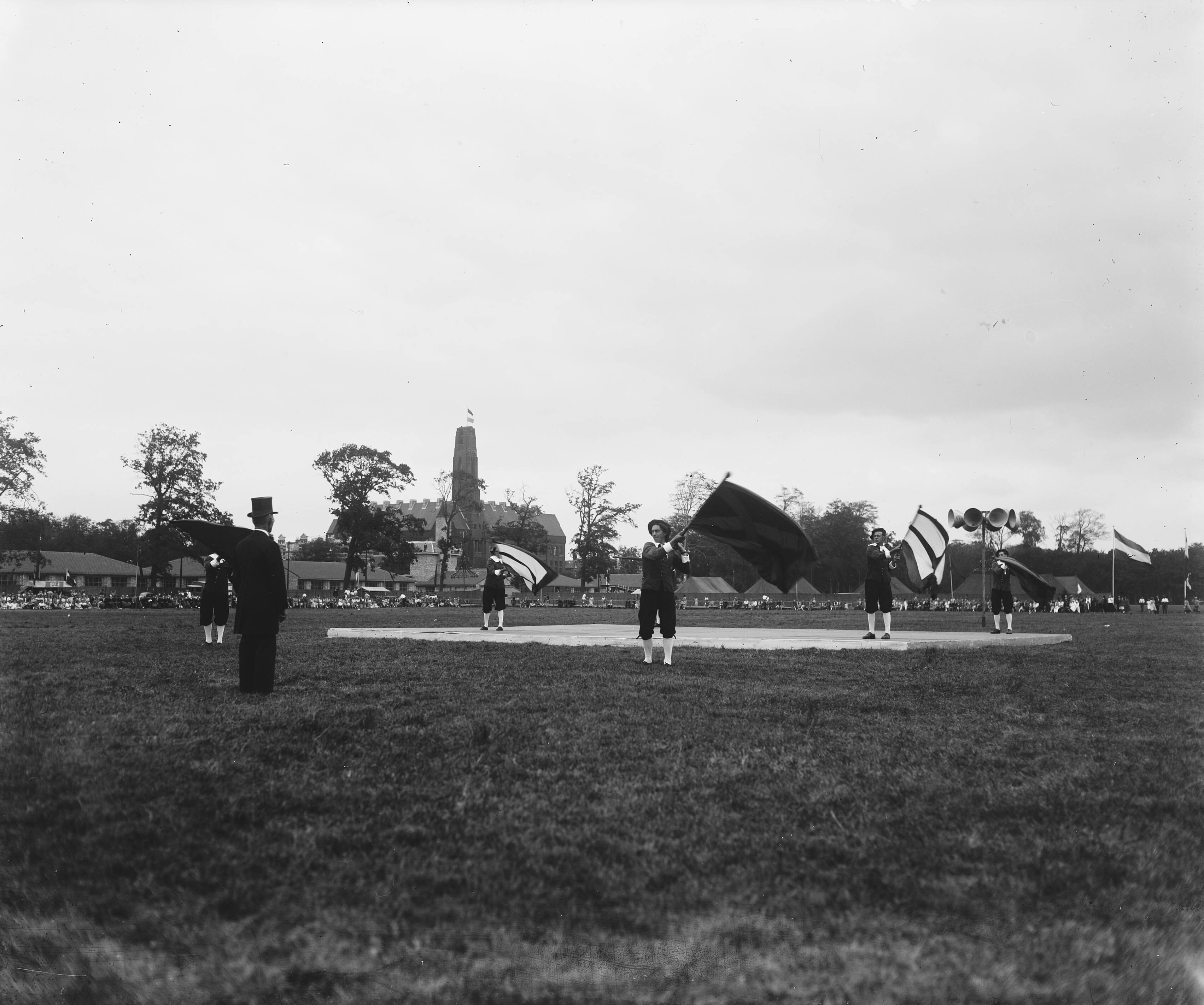 Fotocollectie Anefo — Vendelzwaaien te Den Haag — Foto: Merk, Ben / Anefo. Licentie: Set B: Rechtenvrij / Publiek Domein. Bron: Nationaal Archief. http://hdl.handle.net/10648/a8bc30ee-d0b4-102d-bcf8-003048976d84