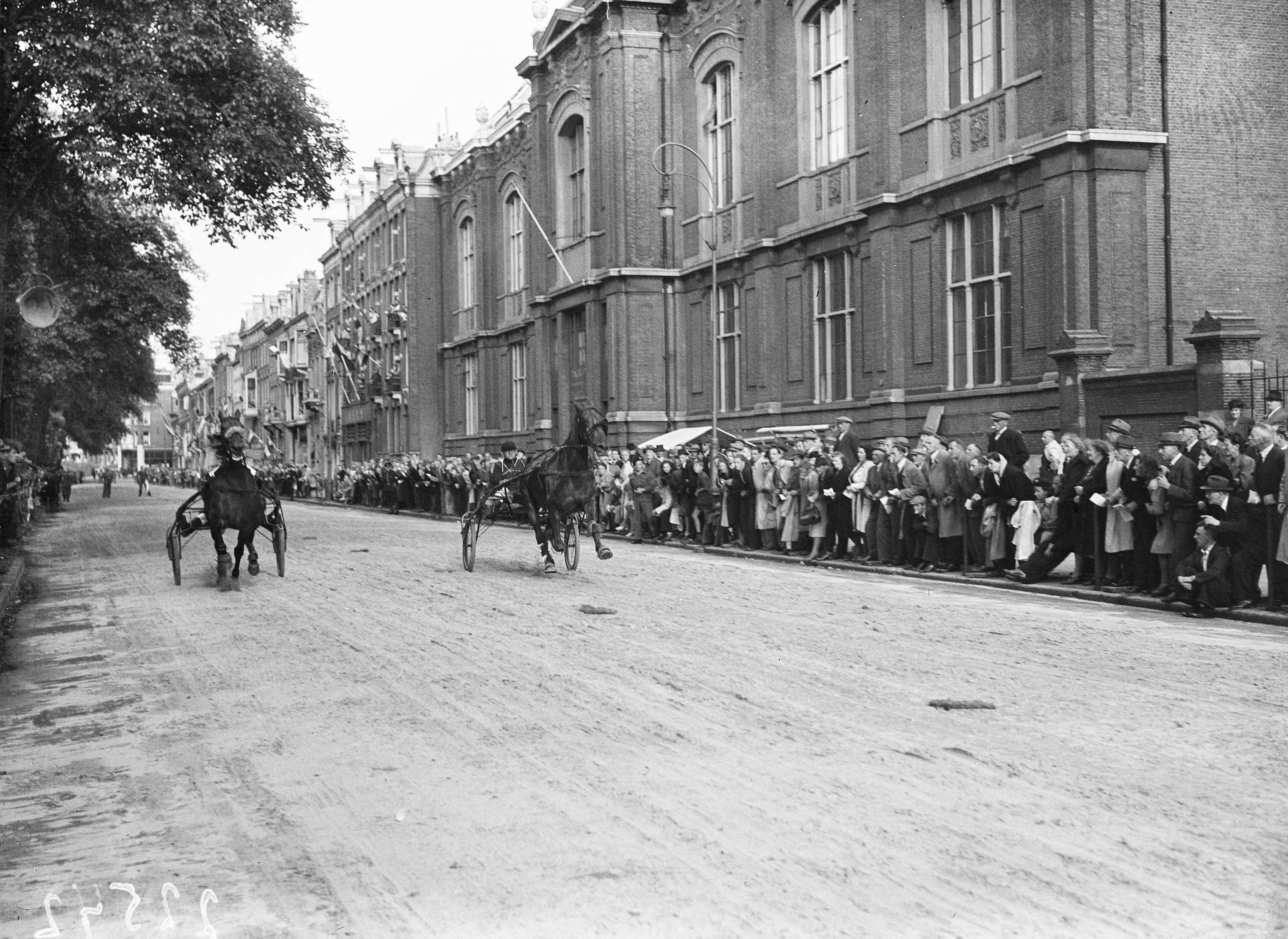 Fotocollectie Anefo — Korte baan uitnodigingsdraverijen Amsterdam — Foto: Sagers, Harry / Anefo. Licentie: Set B: Rechtenvrij / Publiek Domein. Bron: Nationaal Archief. http://hdl.handle.net/10648/a8aa5964-d0b4-102d-bcf8-003048976d84