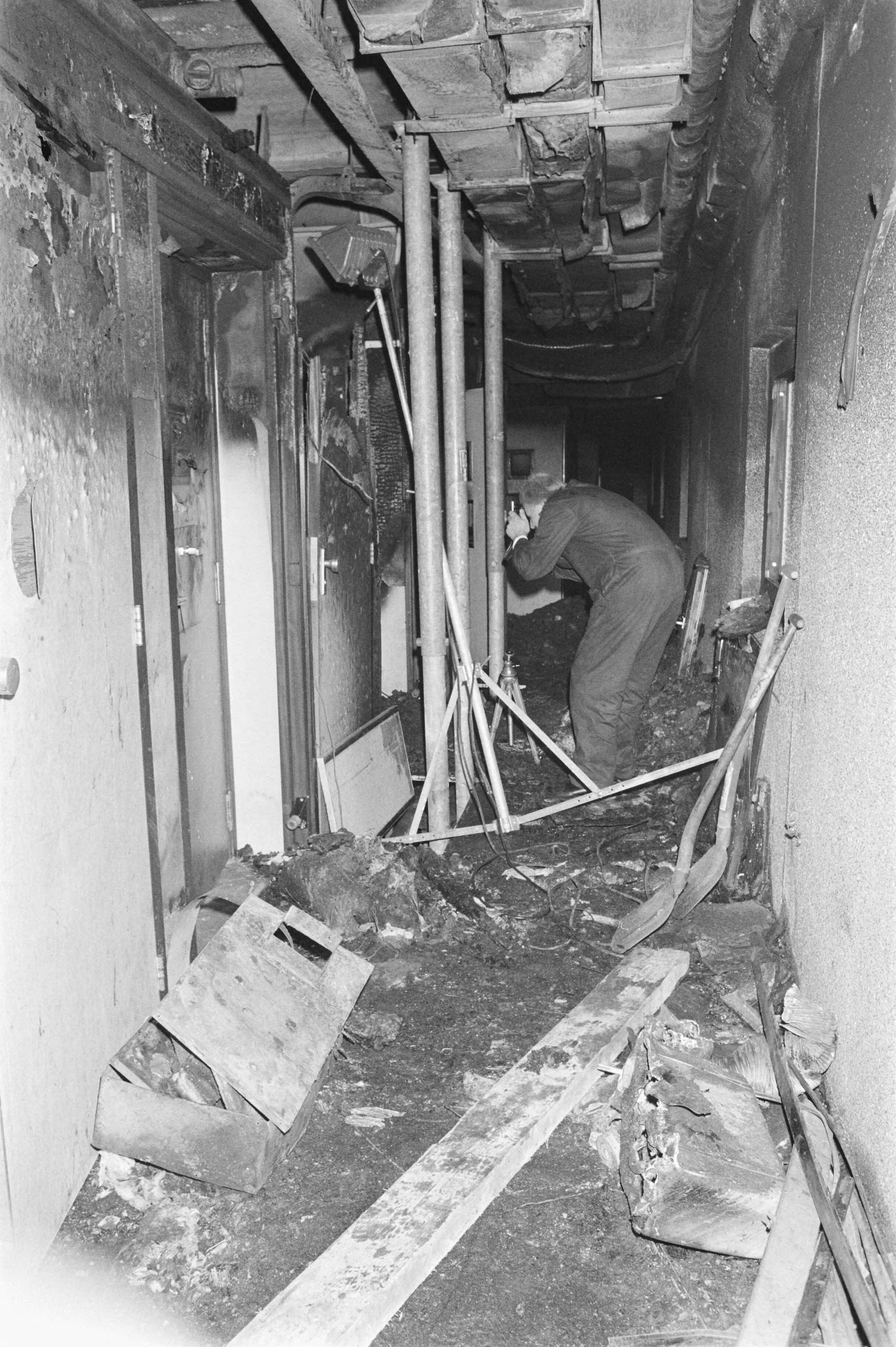 Fotocollectie Anefo — Brand in cellencomplex HB politie Den Haag ; uitgebrand cellencomplex — Foto: Molendijk, Bart / Anefo. Licentie: Set B: Rechtenvrij / Publiek Domein. Bron: Nationaal Archief. http://hdl.handle.net/10648/ad672bf8-d0b4-102d-bcf8-003048976d84