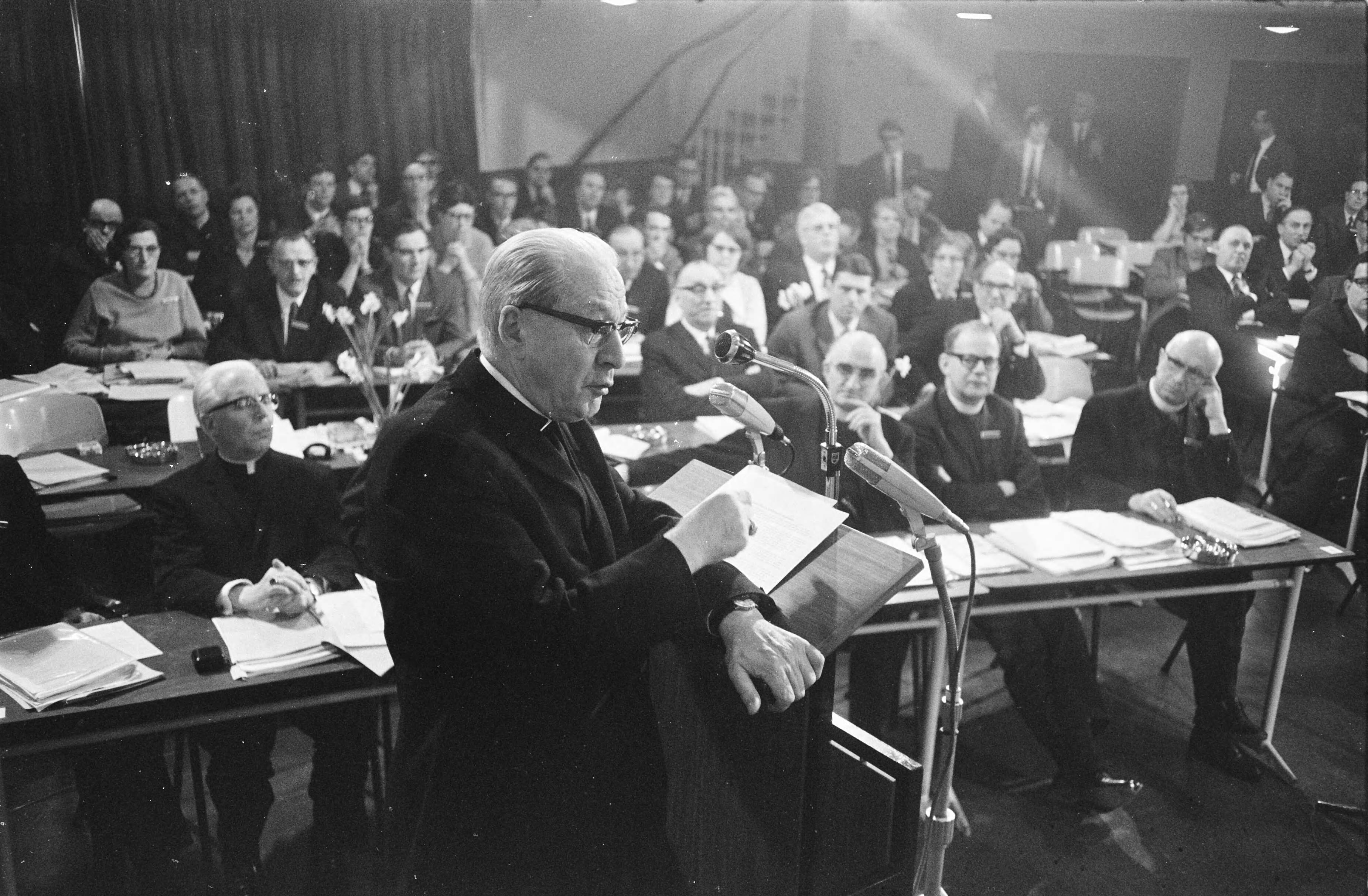 Fotocollectie Anefo — Pastoraal Concilie in Noordwijkerhout. Kardinaal B. J. Alfrink spreekt concilie toe — Foto: Koch, Eric / Anefo. Licentie: Set B: Rechtenvrij / Publiek Domein. Bron: Nationaal Archief. http://hdl.handle.net/10648/ab92fc1c-d0b4-102d-bcf8-003048976d84