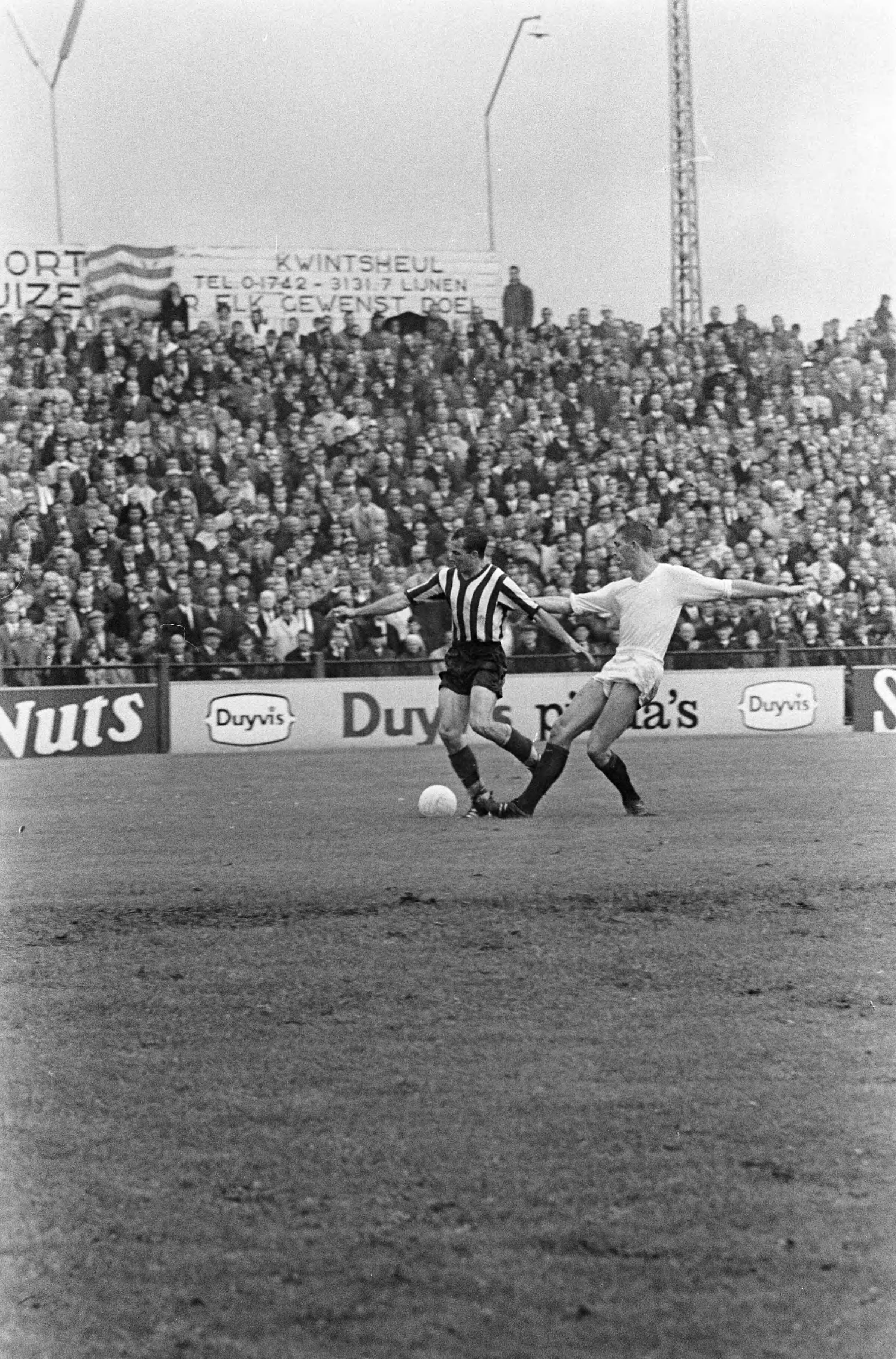 Fotocollectie Anefo — Voetbal. ADO tegen Sparta 2-2. Spelmoment, Villerius (ADO, rechts) zet Ole Madsen de voet dwars — Foto: Kroon, Ron / Anefo. Licentie: Set B: Rechtenvrij / Publiek Domein. Bron: Nationaal Archief. http://hdl.handle.net/10648/aabc3812-d0b4-102d-bcf8-003048976d84