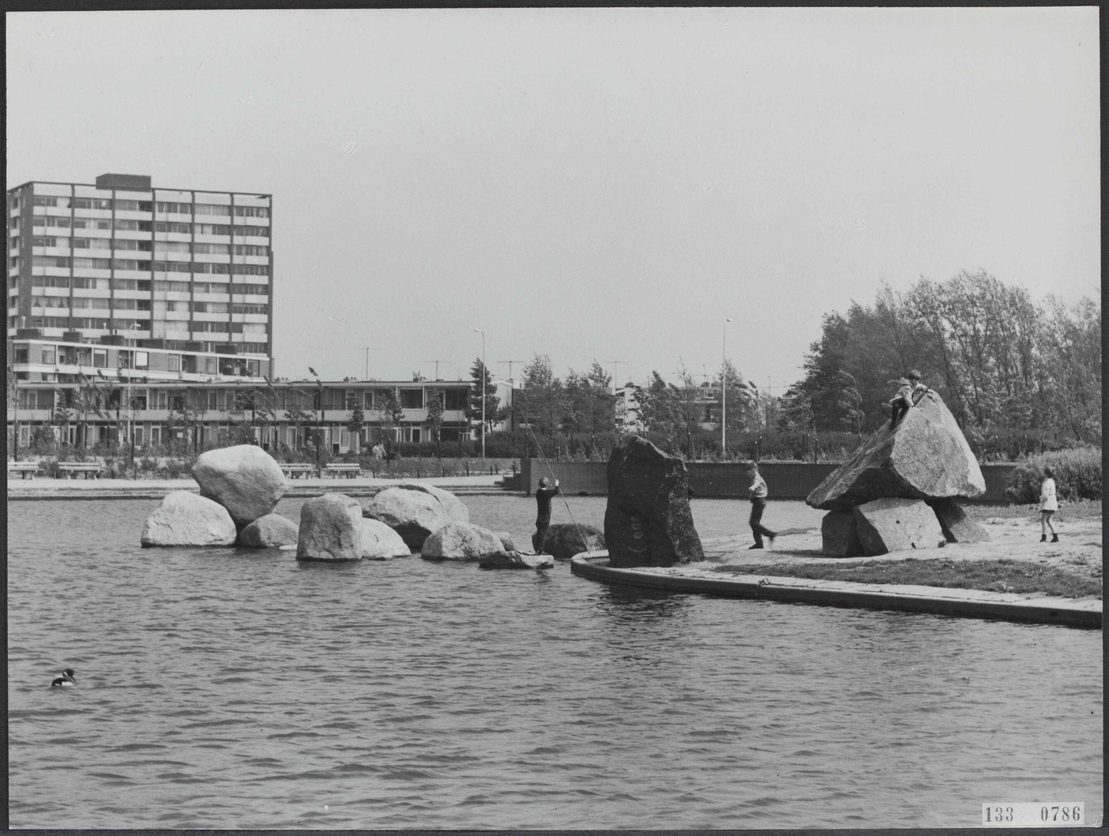 Fotocollectie Rijksvoorlichtingsdienst Eigen — Den Haag. Bezuidenhoutseweg bij de wijk Vlaskamp: vijver met stenen. Compositie van Sahmai Haber (1922-1995) uitgevoerd in 1968 — Foto: Fotodienst Gemeente Den Haag. Licentie: Set B: Rechtenvrij / Publiek Domein. Bron: Nationaal Archief. http://hdl.handle.net/10648/af5a896e-d0b4-102d-bcf8-003048976d84