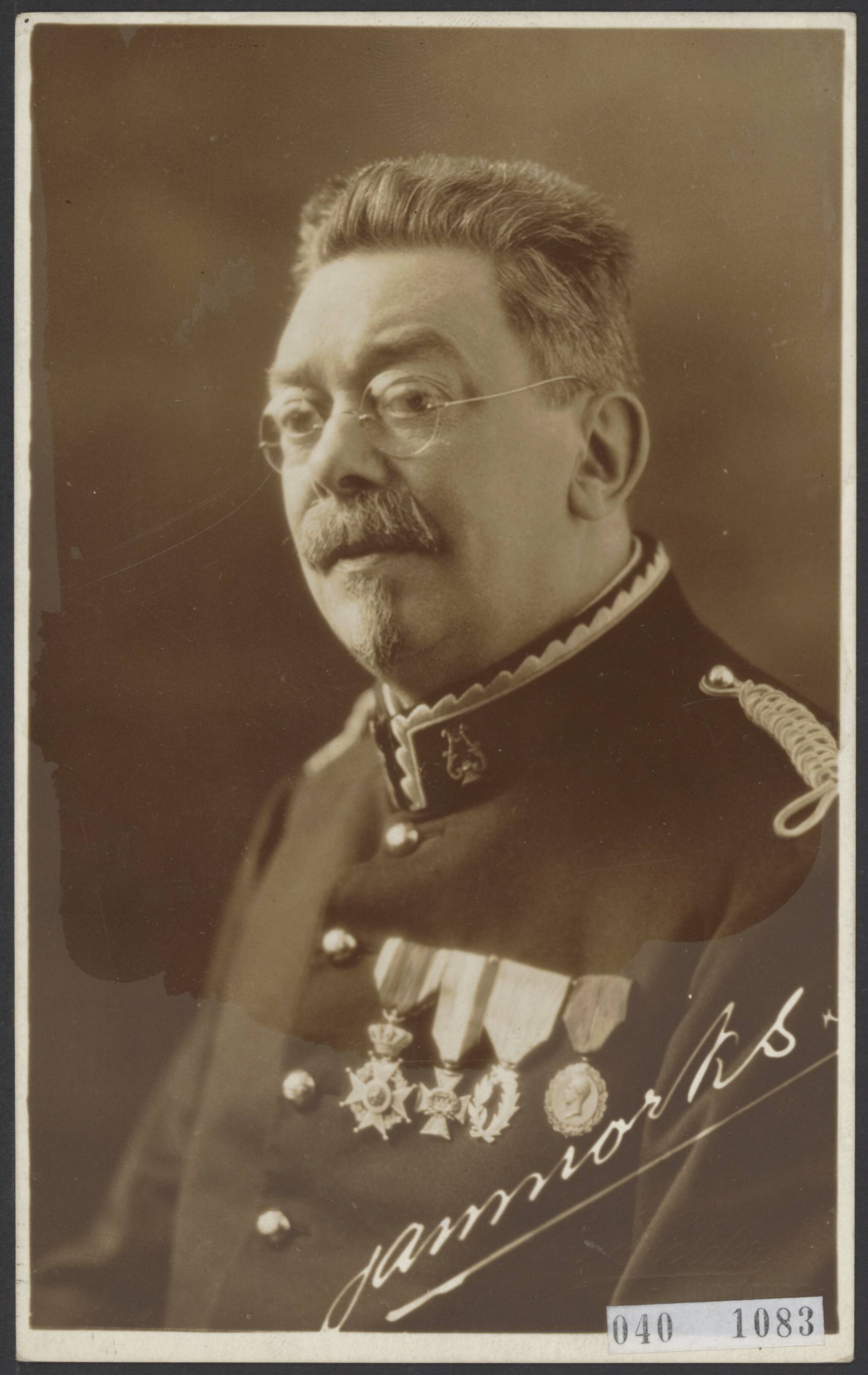 Fotocollectie Elsevier Binnenland — J. Morks, dirigent muziekkorps te Middelburg — Foto: Onbekend / Publiek Domein of Rechtenvrij. Licentie: Set B: Rechtenvrij / Publiek Domein. Bron: Nationaal Archief. http://hdl.handle.net/10648/adf51896-d0b4-102d-bcf8-003048976d84