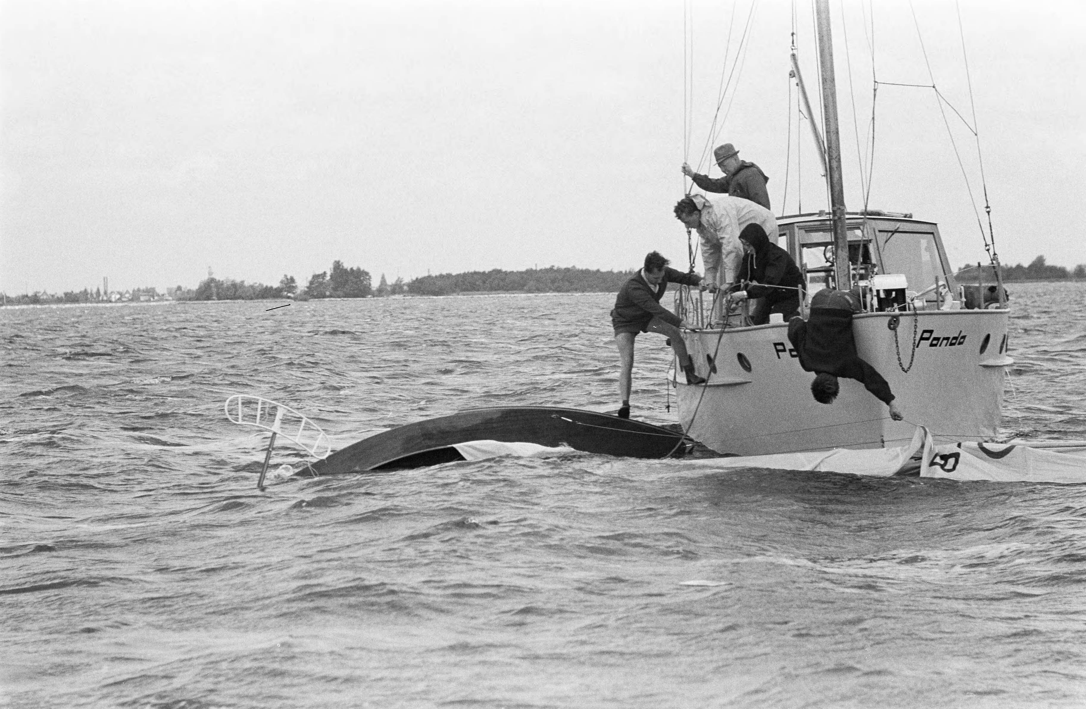 Fotocollectie Anefo — Europese Kampioenschappen Olympiajollen (O-Jol) op de Westeinderplassen. Een Olympiajol moet het afleggen tegen de harde wind — Foto: Bilsen, Joop van / Anefo. Licentie: Set B: Rechtenvrij / Publiek Domein. Bron: Nationaal Archief. http://hdl.handle.net/10648/aa0dcd4a-d0b4-102d-bcf8-003048976d84