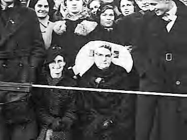 Fotocollectie Anefo / Londen — Huwelijk van prinses Juliana en prins Bernhard. Publiek (waaronder een Zeeuwse vrouw) langs de kant van de weg in Den Haag — Foto: Central Press Ltd. Licentie: Set B: Rechtenvrij / Publiek Domein. Bron: Nationaal Archief. http://hdl.handle.net/10648/ad809c6e-d0b4-102d-bcf8-003048976d84