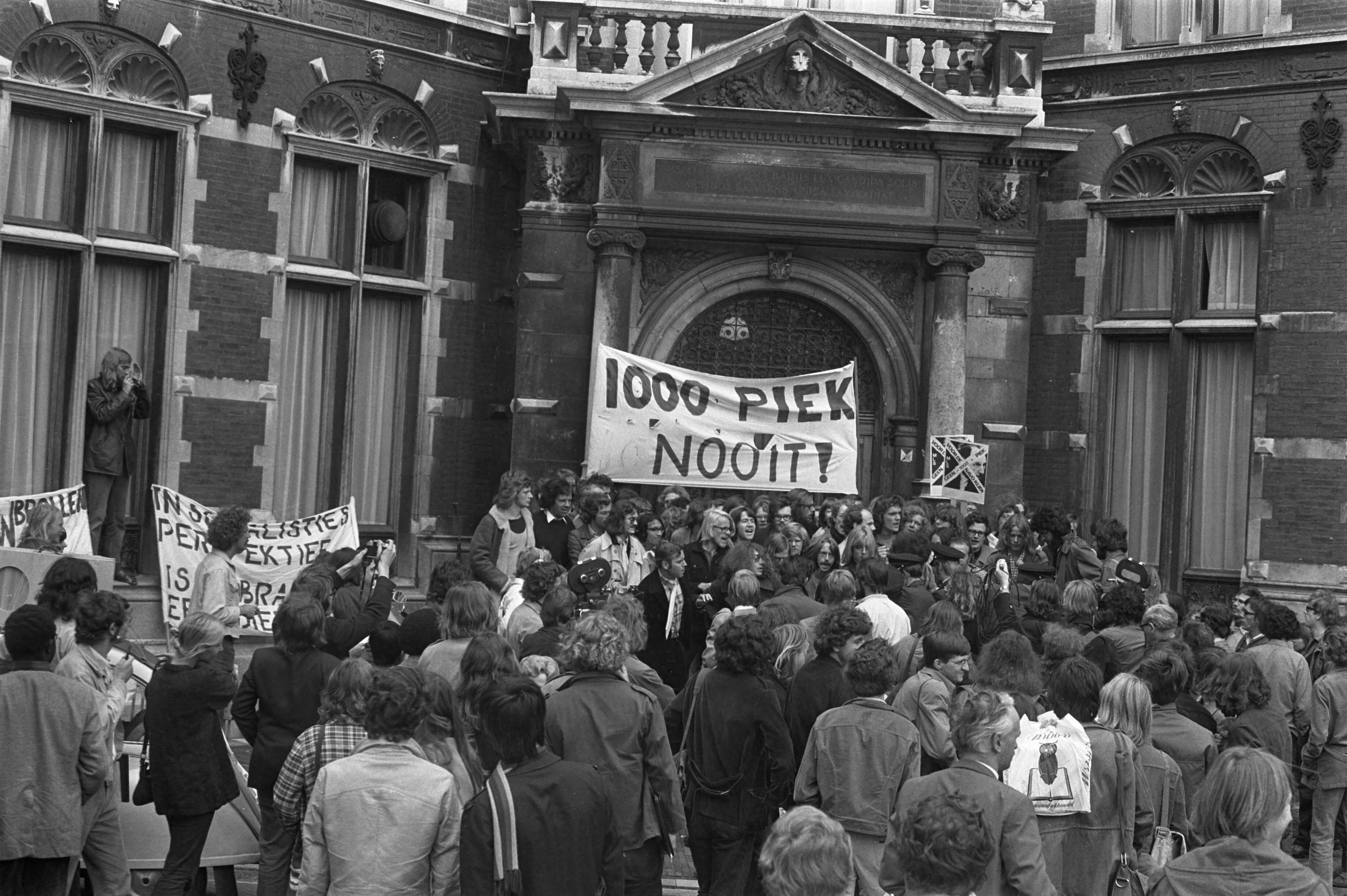 Fotocollectie Anefo — Utrechtse studenten proberen inschrijven studenten aan Universiteit te verhinderen uit protest tegen duizend gulden collegegeld — Foto: Punt, W. / Anefo. Licentie: Set B: Rechtenvrij / Publiek Domein. Bron: Nationaal Archief. http://hdl.handle.net/10648/abf31034-d0b4-102d-bcf8-003048976d84