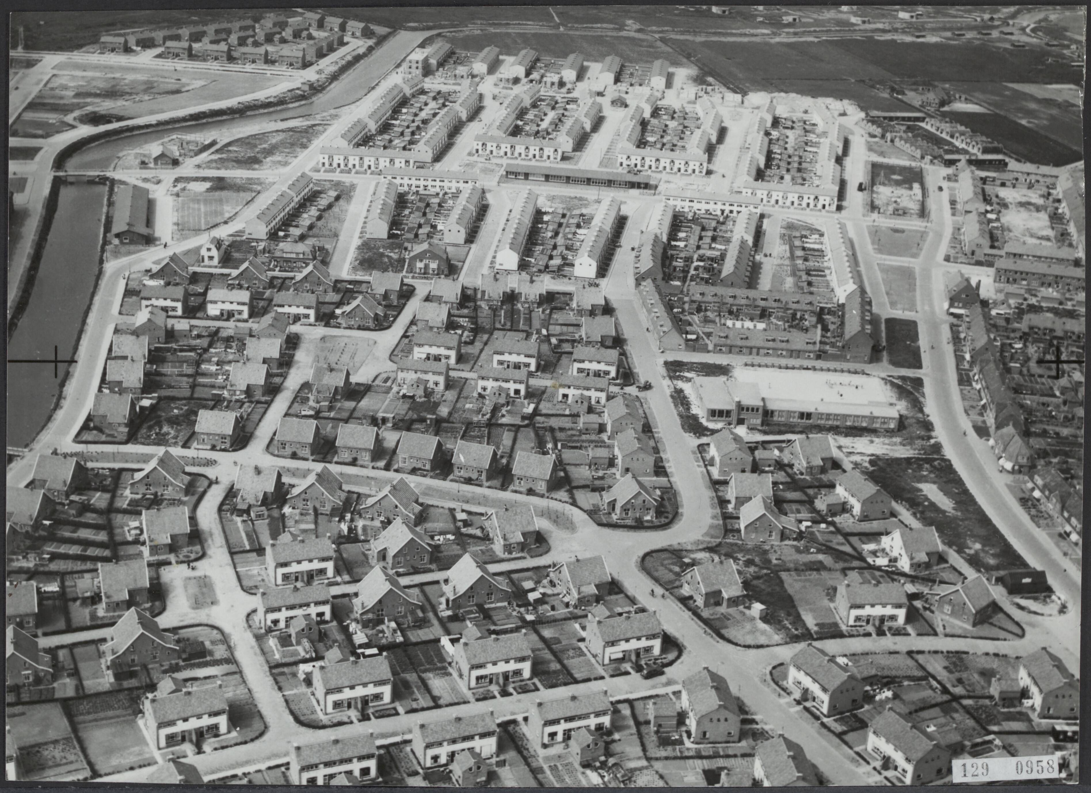 Fotocollectie Rijksvoorlichtingsdienst Eigen — Luchtopname. Vlissingen [Onder: Bloemenbuurt, boven: Schildersbuurt] — Foto: Aerophoto "Nederland" / Rechtenvrij. Licentie: Set B: Rechtenvrij / Publiek Domein. Bron: Nationaal Archief. http://hdl.handle.net/10648/af484128-d0b4-102d-bcf8-003048976d84