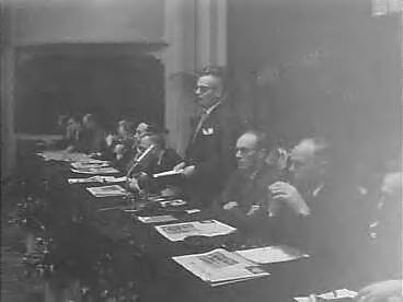 Fotocollectie Anefo — Kadervergadering PvdA Den Haag — Foto: Behrens, Herbert F. / Anefo. Licentie: Set B: Rechtenvrij / Publiek Domein. Bron: Nationaal Archief. http://hdl.handle.net/10648/a9a71262-d0b4-102d-bcf8-003048976d84