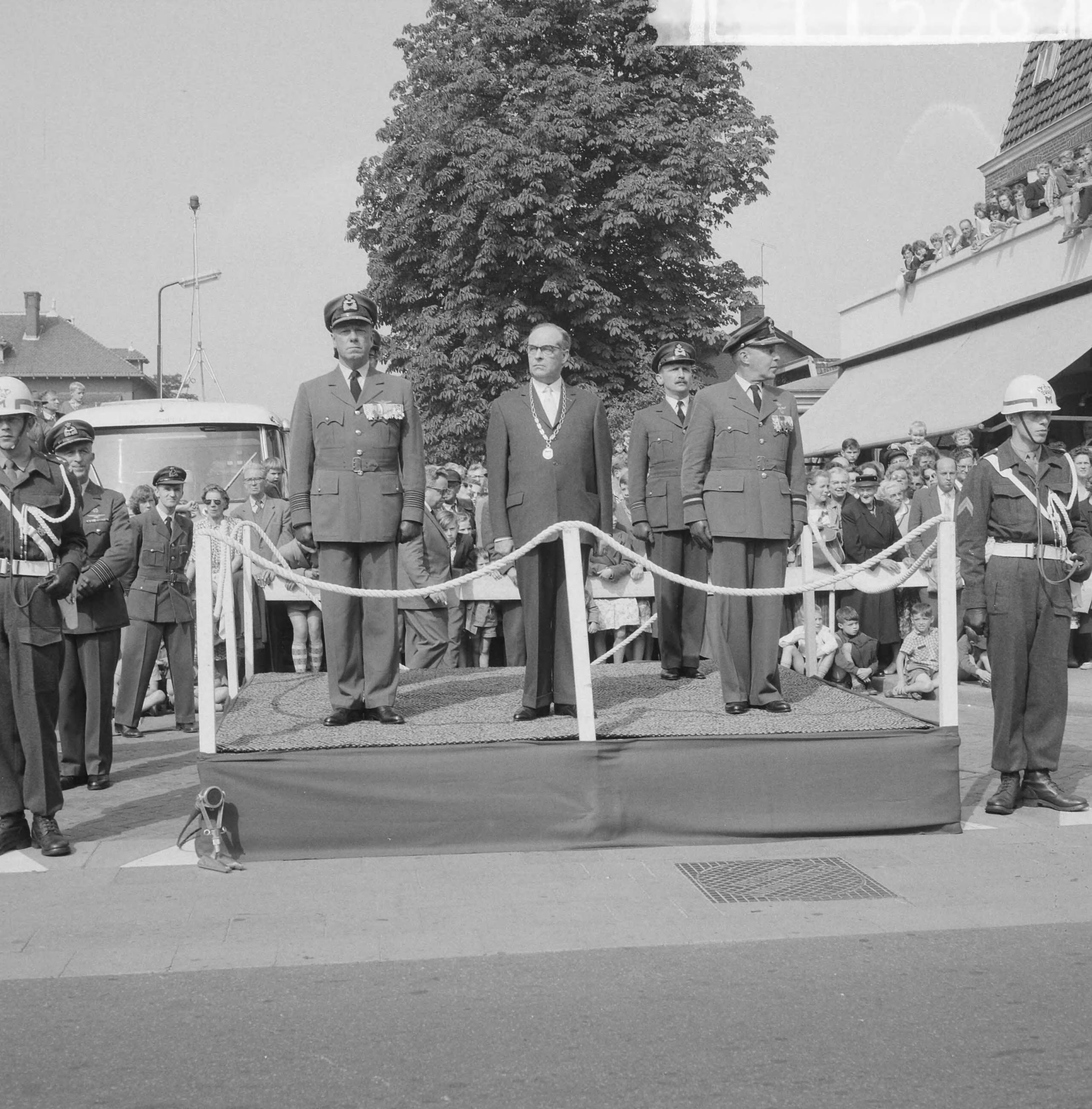 Fotocollectie Anefo — Parade t.g.v. 10-jarig bestaan van het Commando Luchtverdediging te Zeist, op het podium vlnr. de commandant van vliegbasis Soesterberg kolonel G. van der Wolf, loco-burgemeester ir. N. Verhoef en commodore A.B. Wolff, commandant Luchtverdediging — Foto: Lindeboom, Henk / Anefo. Licentie: Set B: Rechtenvrij / Publiek Domein. Bron: Nationaal Archief. http://hdl.handle.net/10648/a9b8f05e-d0b4-102d-bcf8-003048976d84