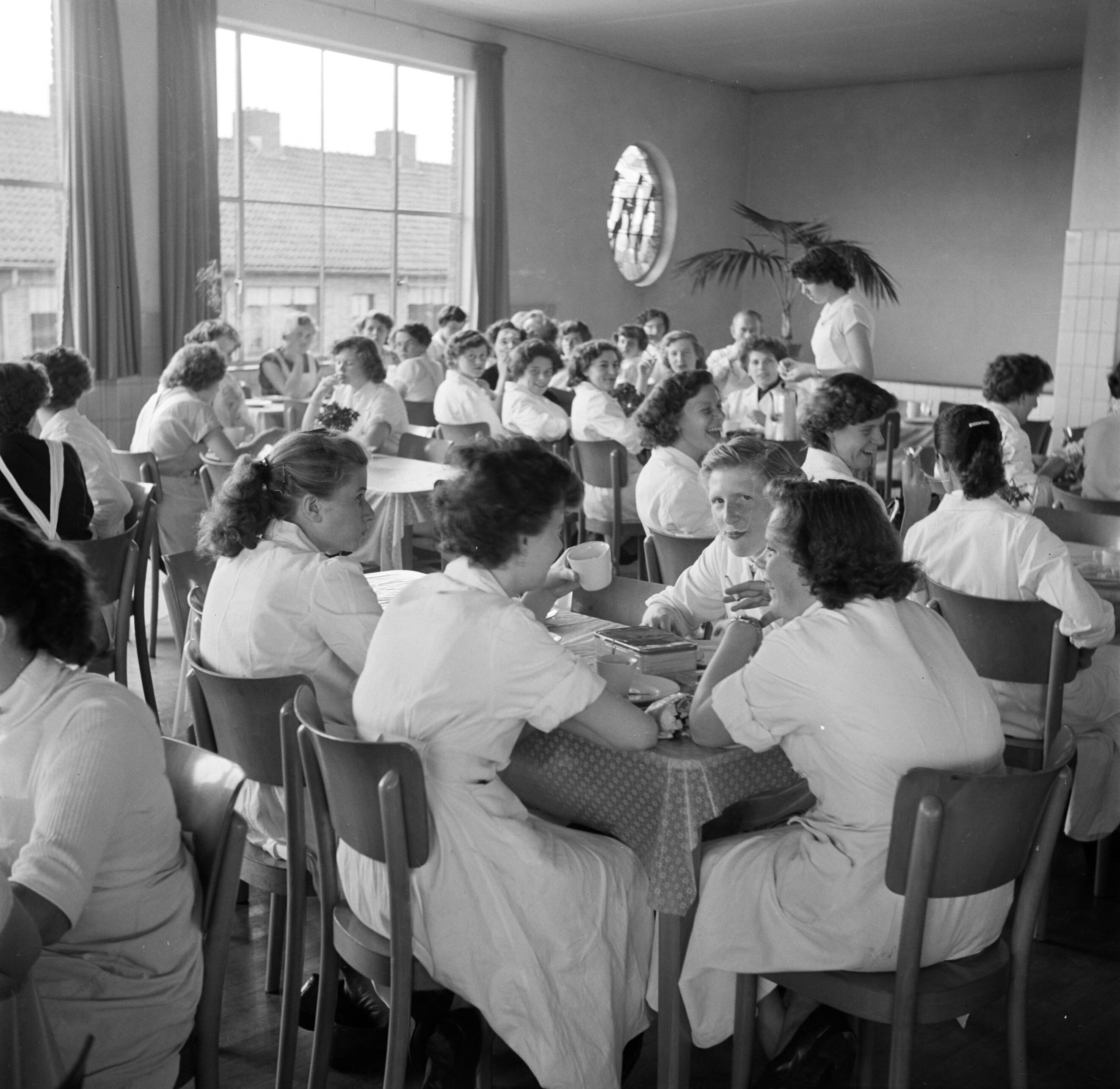 Reportage Kerko Haarlem — De kantine van Kerko — Foto: Poll, Willem van de. Licentie: Set B: Rechtenvrij / Publiek Domein. Bron: Nationaal Archief. http://hdl.handle.net/10648/aecbd106-d0b4-102d-bcf8-003048976d84