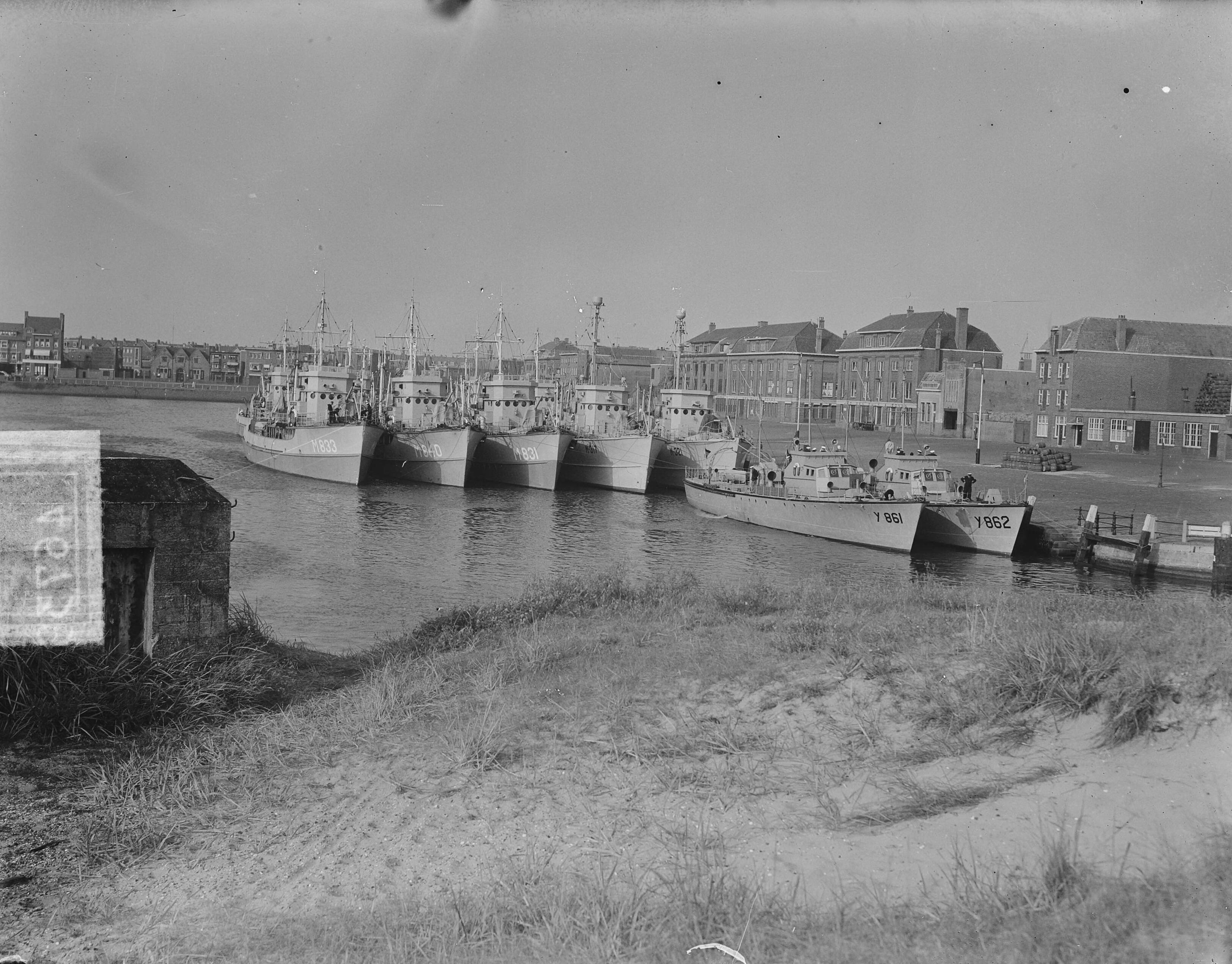 Vlootoefening "Factotum". Vlootschouw mijnenvegers voor Scheveningen — Vlootoefening "Factotum". Vlootschouw mijnenvegers voor Scheveningen. In de Scheveningse haven — Foto: Duinen, H. van / Anefo. Licentie: Set B: Rechtenvrij / Publiek Domein. Bron: Nationaal Archief. http://hdl.handle.net/10648/a8ecc65a-d0b4-102d-bcf8-003048976d84