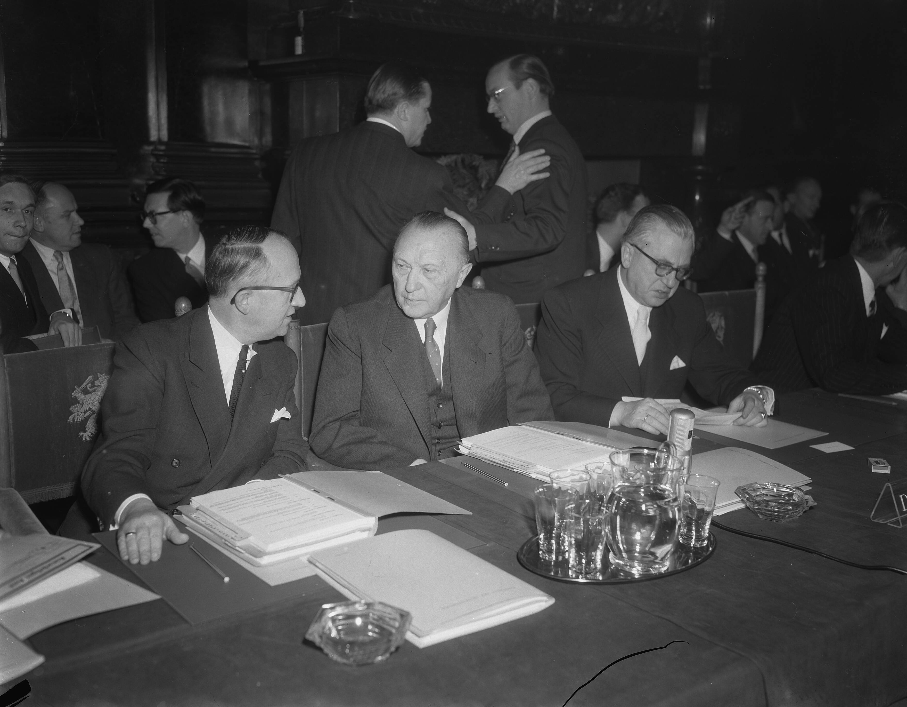 Zes landen ministersconferentie te Den Haag — Zes landen ministersconferentie te Den Haag. De Duitse delegatie met bondskanselier Konrad Adenauer — Foto: Duinen, G.W. van / Anefo. Licentie: Set B: Rechtenvrij / Publiek Domein. Bron: Nationaal Archief. http://hdl.handle.net/10648/a9184a5a-d0b4-102d-bcf8-003048976d84