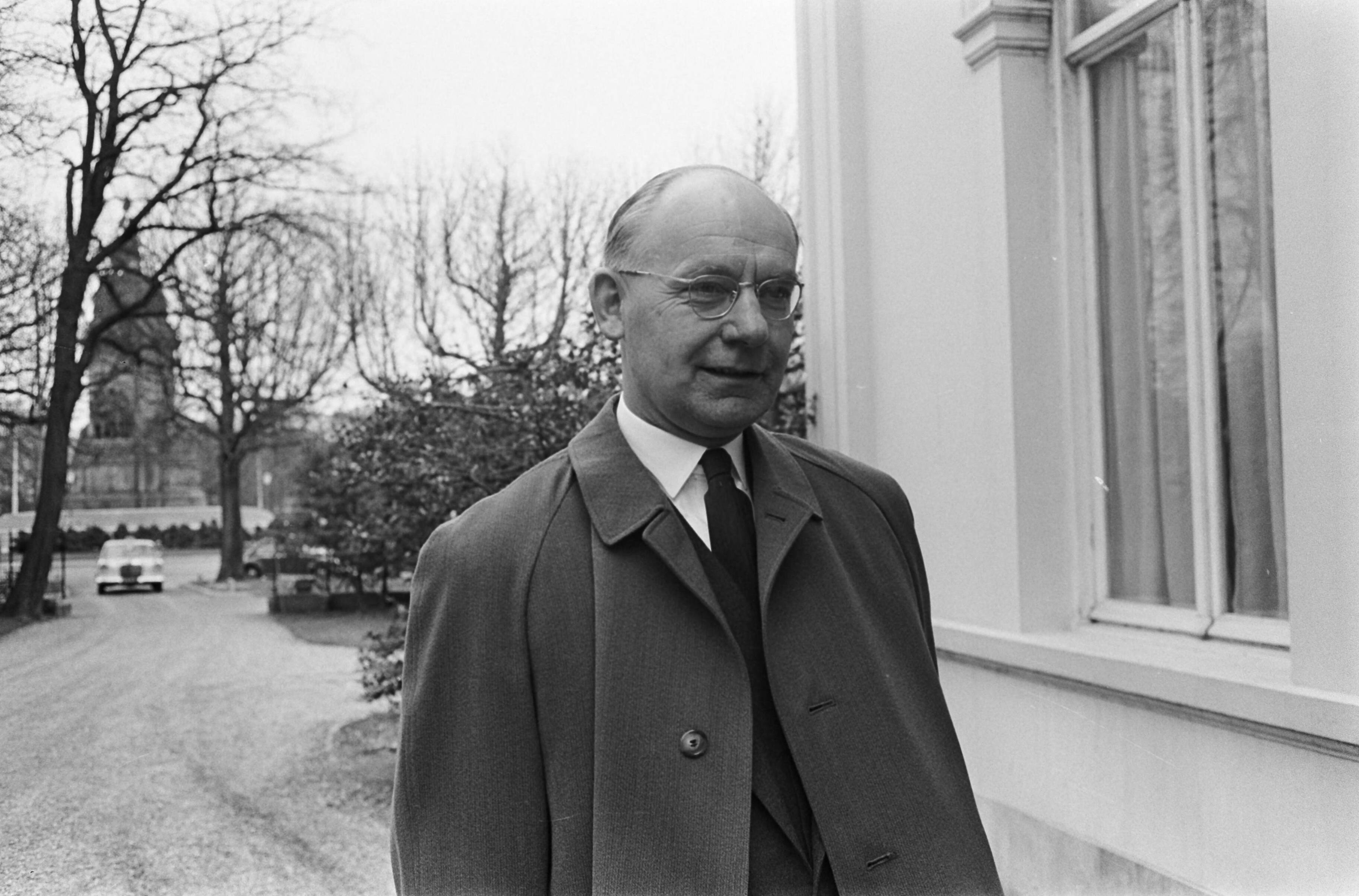 Fotocollectie Anefo — Prof. dr. A. Vondeling (PvdA), wordt minister van Financiën in het nieuwe kabinet-Cals — Foto: Koch, Eric / Anefo. Licentie: Set B: Rechtenvrij / Publiek Domein. Bron: Nationaal Archief. http://hdl.handle.net/10648/aa9f4694-d0b4-102d-bcf8-003048976d84