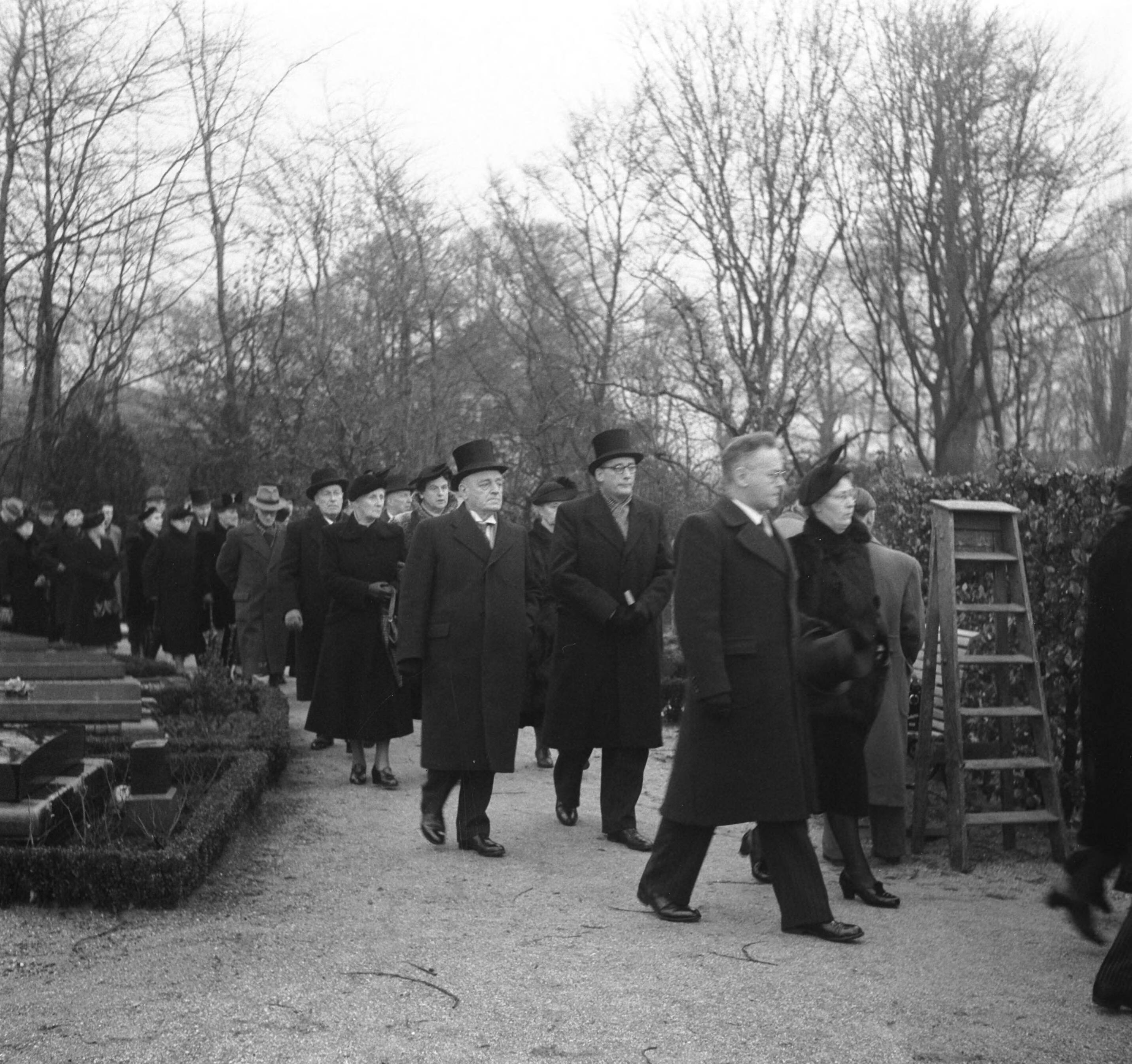 Fotocollectie Anefo — Uitvaartdienst van minister Jan Terpstra te Den Haag — Foto: Noske, J.D. / Anefo. Licentie: Set B: Rechtenvrij / Publiek Domein. Bron: Nationaal Archief. http://hdl.handle.net/10648/a90408f6-d0b4-102d-bcf8-003048976d84