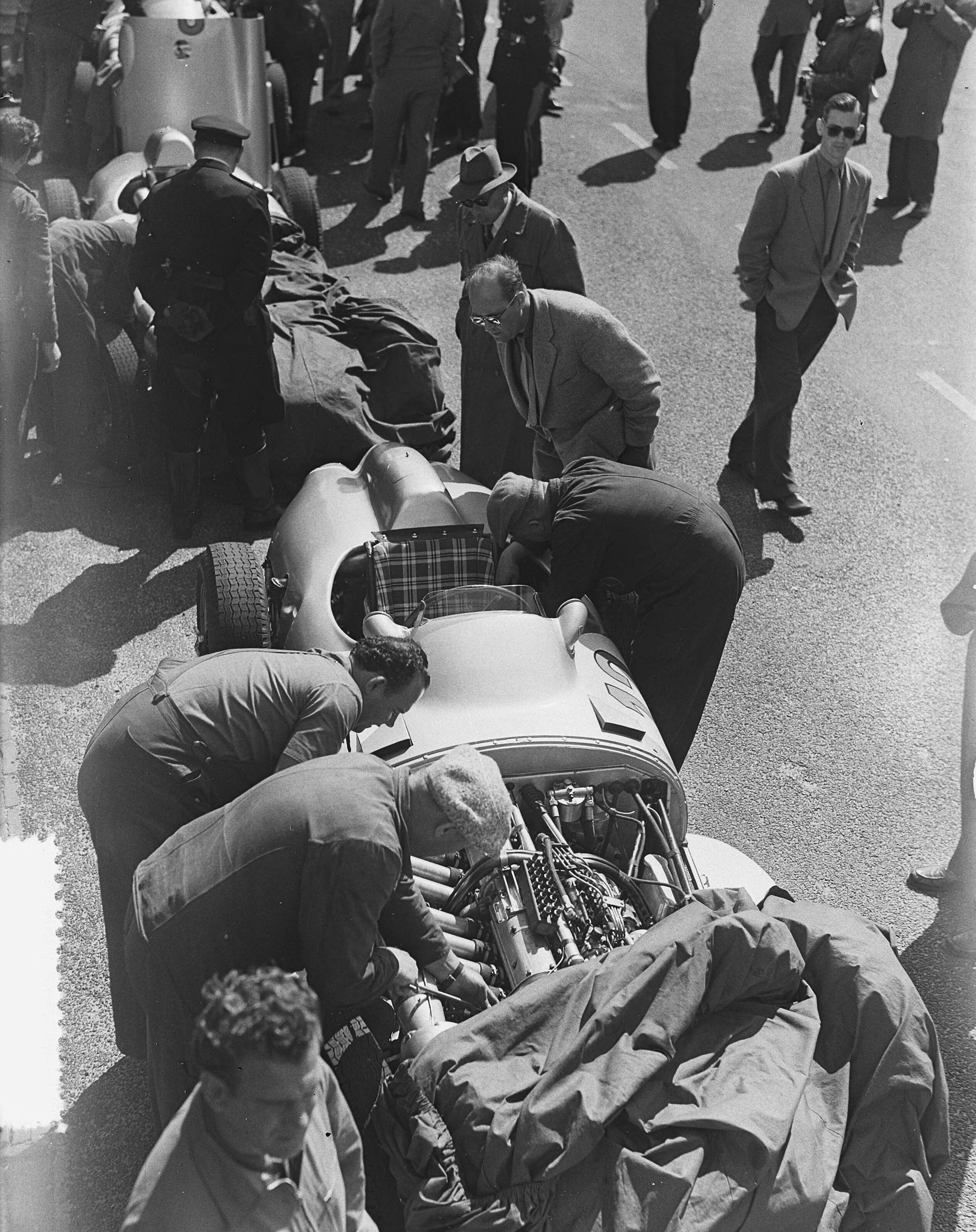 Fotocollectie Anefo — Training voor de Grote Prijs van Nederland op Zandvoort. De motor van de Mercedes van Karl Kling (nr. 12) wordt nagekeken — Foto: Bilsen, Joop van / Anefo. Licentie: Set B: Rechtenvrij / Publiek Domein. Bron: Nationaal Archief. http://hdl.handle.net/10648/a936c020-d0b4-102d-bcf8-003048976d84