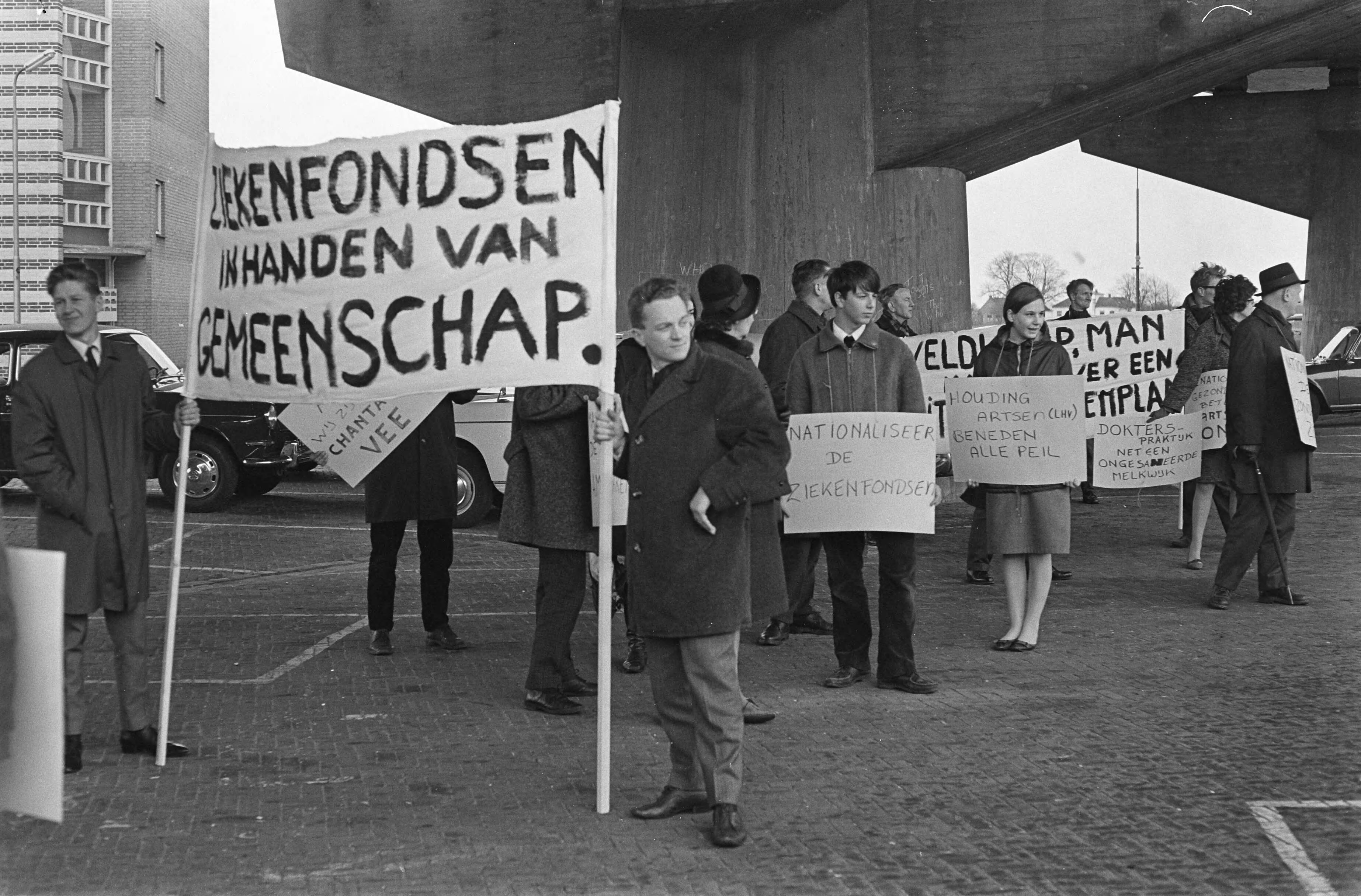 Fotocollectie Anefo — Demonstratie tegen gedrag huisartsen in Deventer — Foto: Merk, Ben / Anefo. Licentie: Set B: Rechtenvrij / Publiek Domein. Bron: Nationaal Archief. http://hdl.handle.net/10648/ab12ad46-d0b4-102d-bcf8-003048976d84