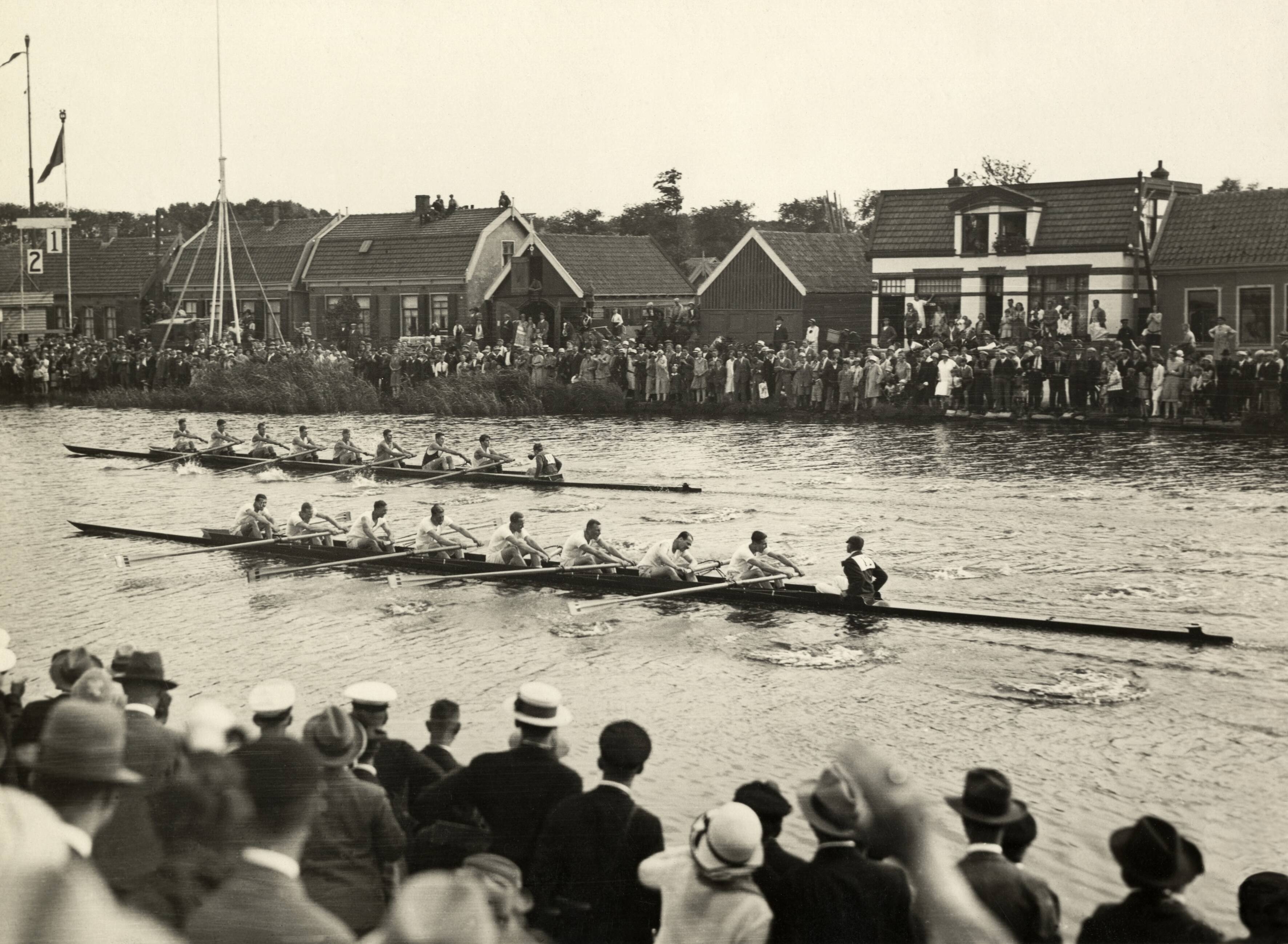 Sport — Sport, Olympische Spelen Amsterdam, 1928: Roeien : In de finale klopt de Amerikaanse acht (boven) die van Engeland. — Foto: Fotograaf Onbekend / Algemeen Fotobureau Amsterdam / Rechtenvrij (05589). Licentie: Set B: Rechtenvrij / Publiek Domein. Bron: Nationaal Archief. http://hdl.handle.net/10648/35429da7-2925-a382-e063-6df0900a6686