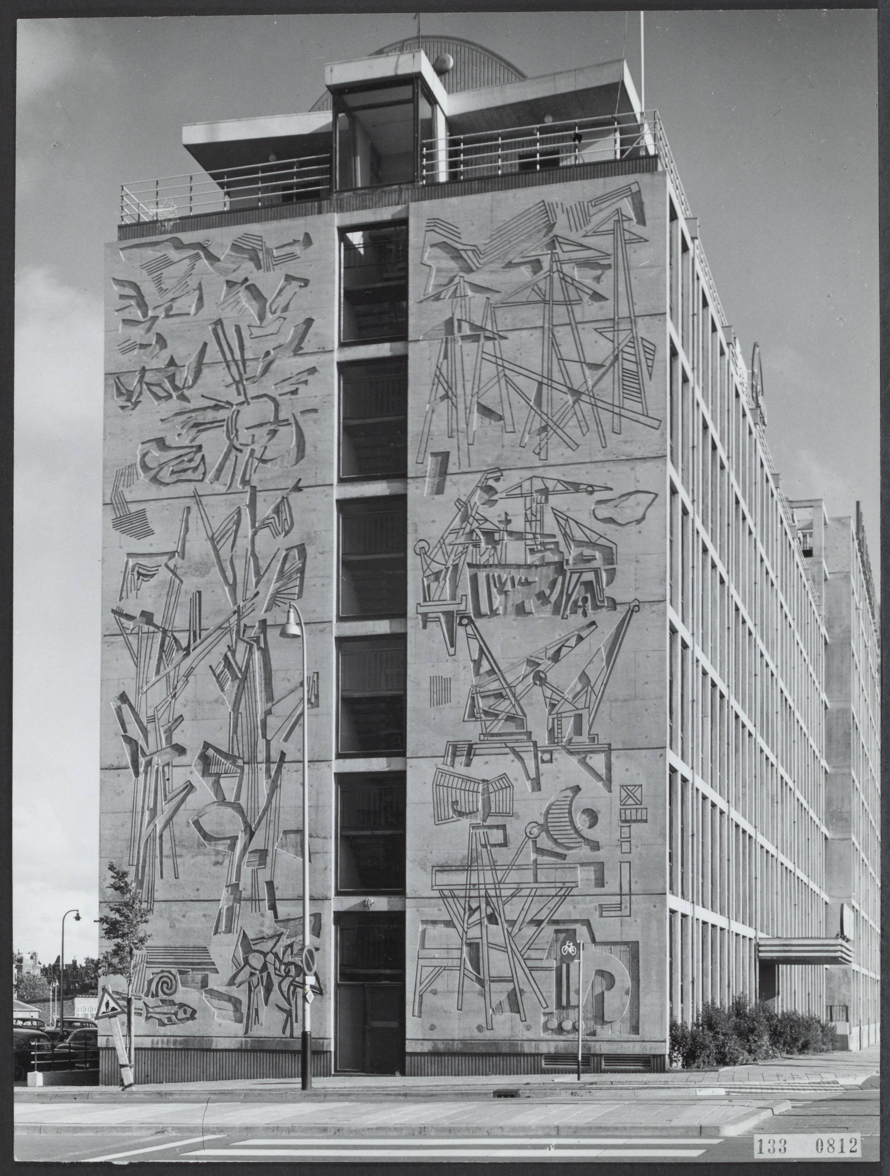 Fotocollectie Rijksvoorlichtingsdienst Eigen — Den Haag. Gevel kantoorgebouw Conradkade 178: betonreliëf uit 1957 van Harry op de Laak — Foto: Fotodienst Gemeente Den Haag. Licentie: Set B: Rechtenvrij / Publiek Domein. Bron: Nationaal Archief. http://hdl.handle.net/10648/af5a9d00-d0b4-102d-bcf8-003048976d84